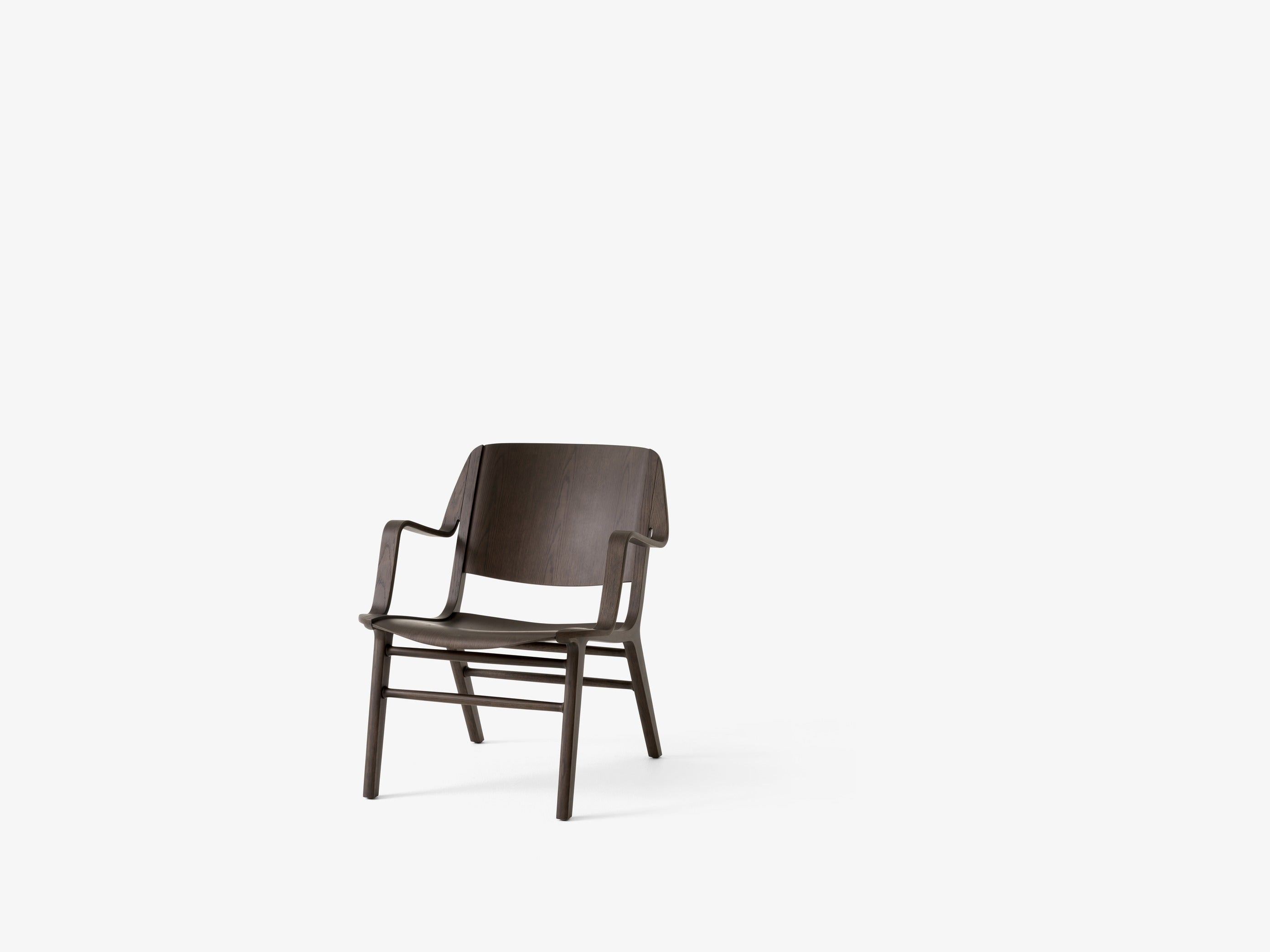 Butaca AX Lounge Chair de &Tradition en madera de roble con respaldo curvado y asiento tapizado, diseño escandinavo minimalis; AX Lounge Chair HM11 — AX HM11_Lacquered Oak &amp; Walnut_Front; AX Lounge Chair HM11 — AX HM11_Lacquered Oak &amp; Walnut_Side; AX Lounge Chair HM11 — AX HM11_Dark Stained Oak &amp; Walnut_Side; AX Lounge Chair HM11 — AX HM11_Lacquered Oak &amp; Walnut_Detail_Side