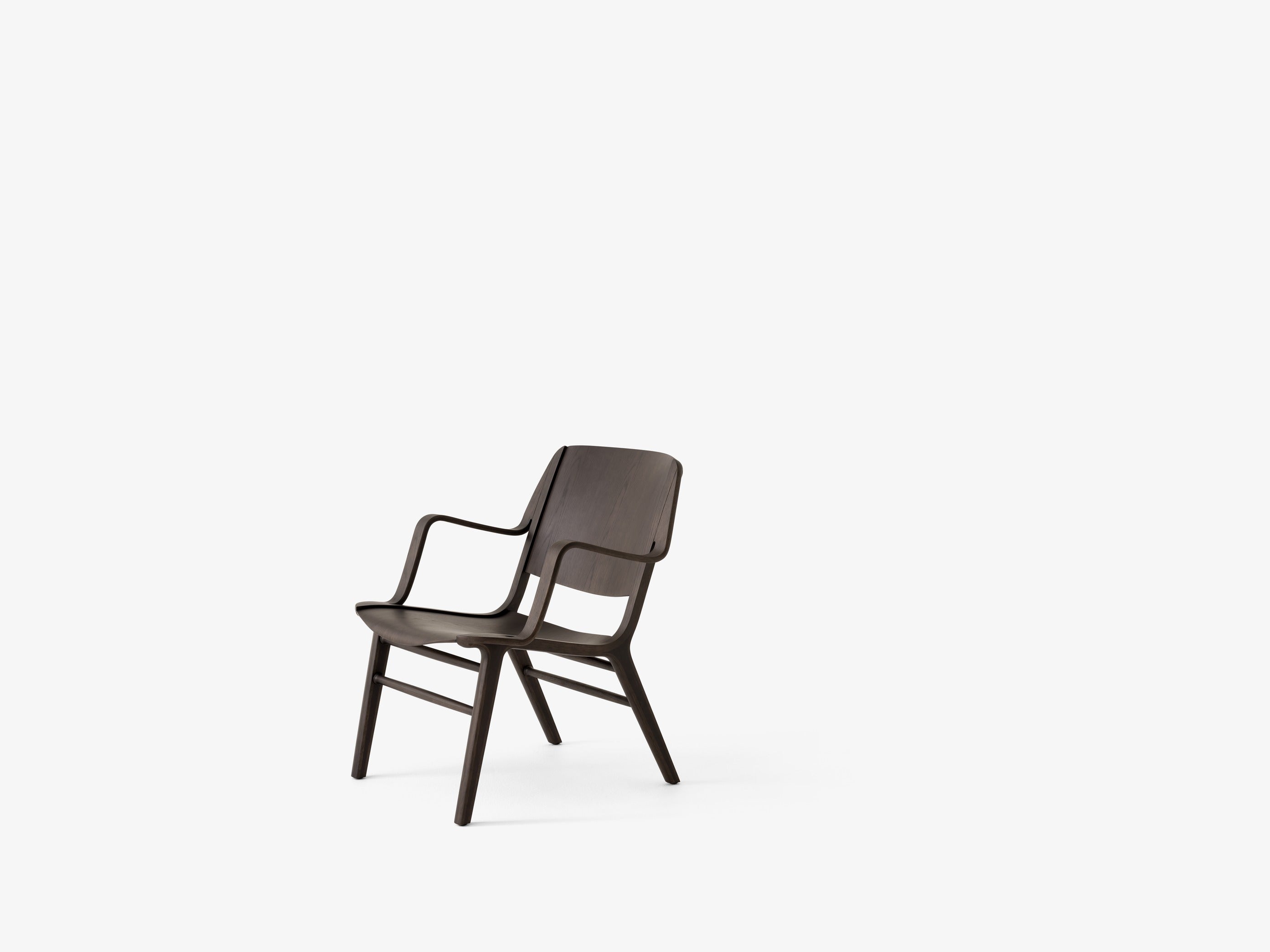 Butaca AX Lounge Chair de &Tradition en madera de roble con respaldo curvado y asiento tapizado, diseño escandinavo minimalis; AX Lounge Chair HM11 — AX HM11_Lacquered Oak &amp; Walnut_Front; AX Lounge Chair HM11 — AX HM11_Lacquered Oak &amp; Walnut_Side; AX Lounge Chair HM11 — AX HM11_Dark Stained Oak &amp; Walnut_Side; AX Lounge Chair HM11 — AX HM11_Lacquered Oak &amp; Walnut_Detail_Side