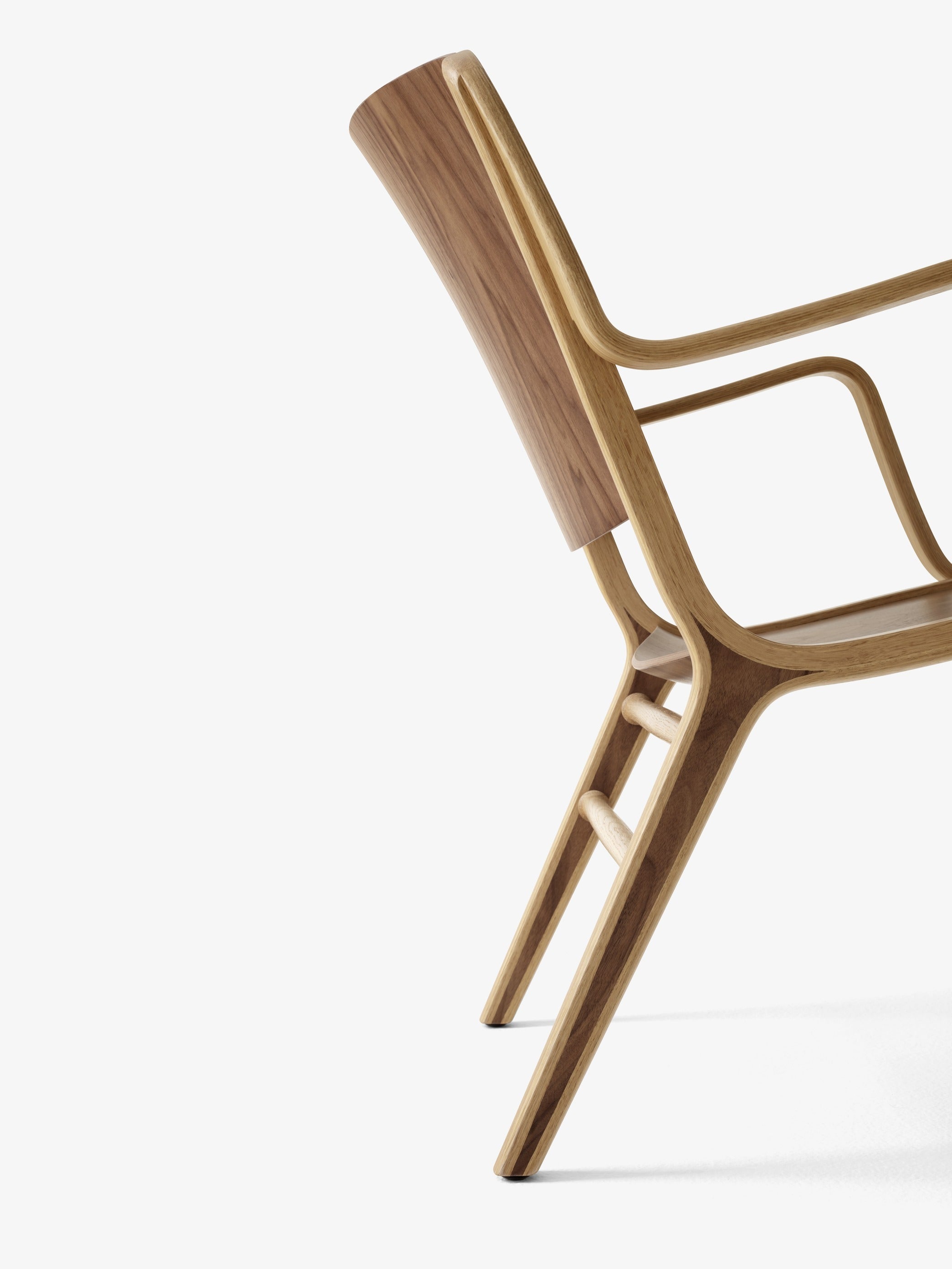 Butaca AX Lounge Chair de &Tradition en madera de roble con respaldo curvado y asiento tapizado, diseño escandinavo minimalis; AX Lounge Chair HM11 — AX HM11_Lacquered Oak &amp; Walnut_Front; AX Lounge Chair HM11 — AX HM11_Lacquered Oak &amp; Walnut_Side; AX Lounge Chair HM11 — AX HM11_Dark Stained Oak &amp; Walnut_Side; AX Lounge Chair HM11 — AX HM11_Lacquered Oak &amp; Walnut_Detail_Side