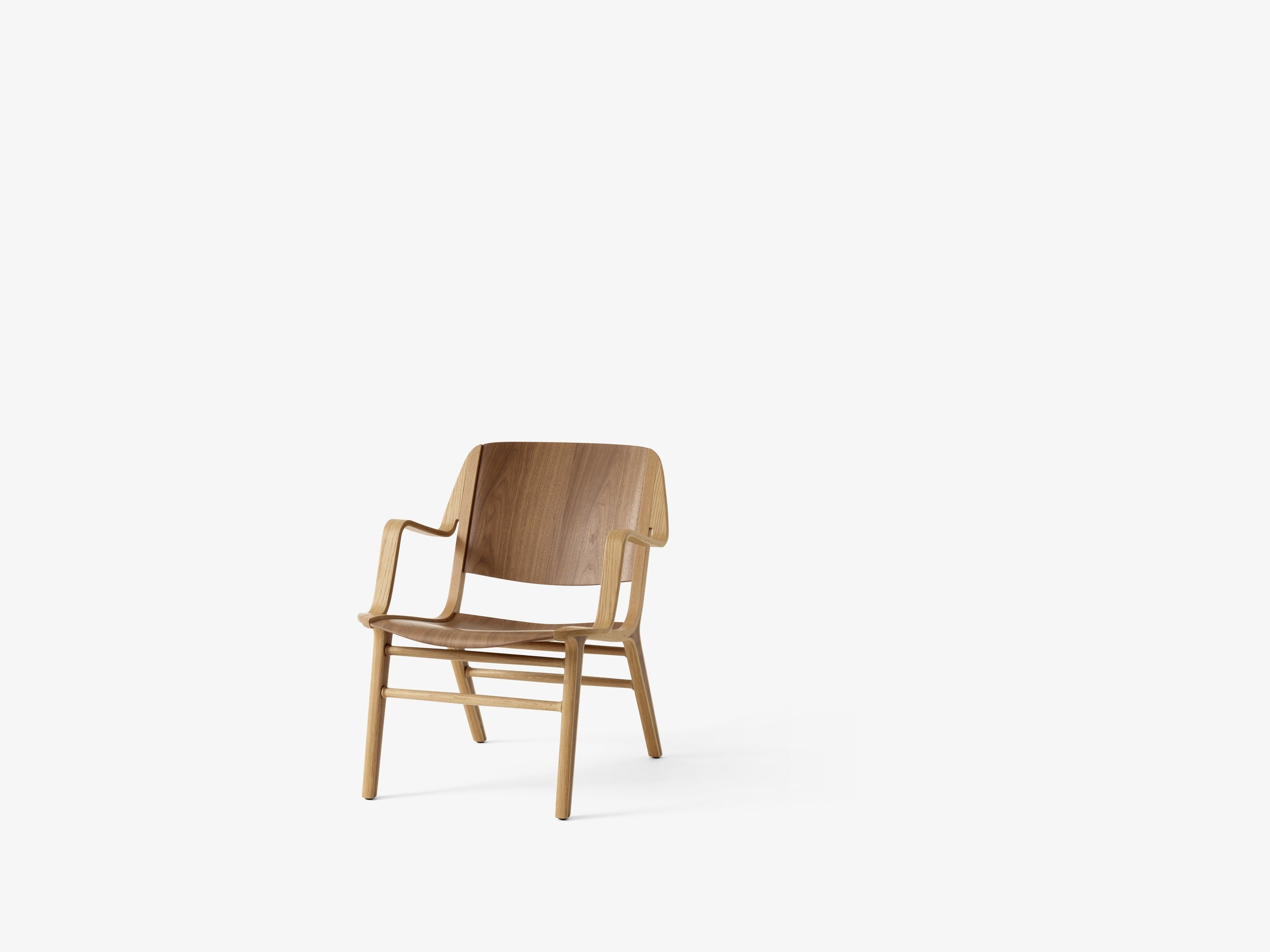 Butaca AX Lounge Chair de &Tradition en madera de roble con respaldo curvado y asiento tapizado, diseño escandinavo minimalis; AX Lounge Chair HM11 — AX HM11_Lacquered Oak &amp; Walnut_Front; AX Lounge Chair HM11 — AX HM11_Lacquered Oak &amp; Walnut_Side; AX Lounge Chair HM11 — AX HM11_Dark Stained Oak &amp; Walnut_Side; AX Lounge Chair HM11 — AX HM11_Lacquered Oak &amp; Walnut_Detail_Side