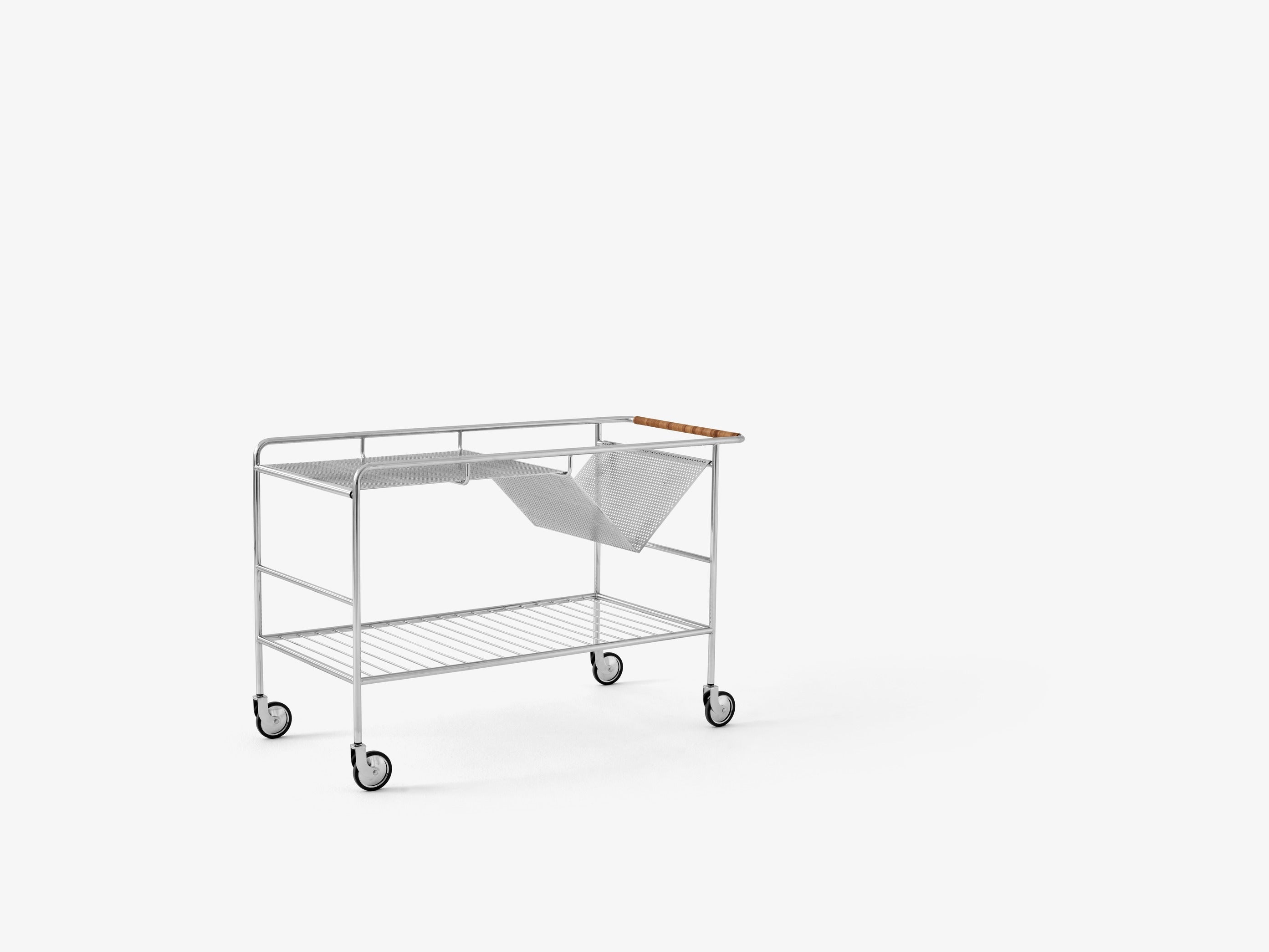 Camarera &Tradition Alima Trolley con estructura de acero, detalles en chapa de madera y cuero, diseño moderno escandinavo; Alima Trolley NDS1 — Alima NDS1 Chrome w. Oak Tray_Side; Alima Trolley NDS1 — Alima NDS1 Matt Black_Side; Alima Trolley NDS1 — Alima NDS1 Matt Black w. Oak Tray_Side; Alima Trolley NDS1 — Alima NDS1 Matt Black w. Walnut Tray_Direct side