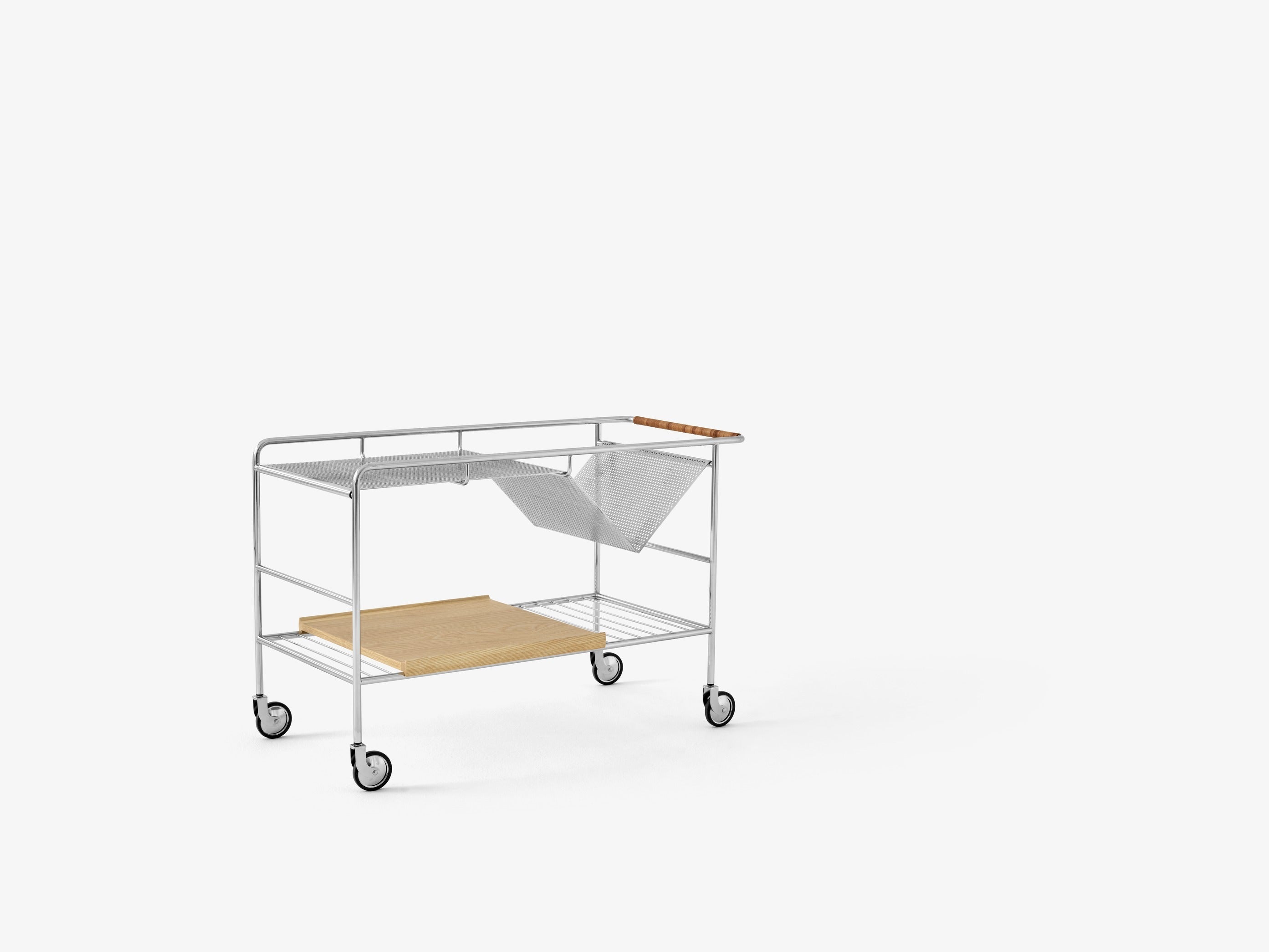Camarera &Tradition Alima Trolley con estructura de acero, detalles en chapa de madera y cuero, diseño moderno escandinavo; Alima Trolley NDS1 — Alima NDS1 Chrome w. Oak Tray_Side; Alima Trolley NDS1 — Alima NDS1 Matt Black_Side; Alima Trolley NDS1 — Alima NDS1 Matt Black w. Oak Tray_Side; Alima Trolley NDS1 — Alima NDS1 Matt Black w. Walnut Tray_Direct side