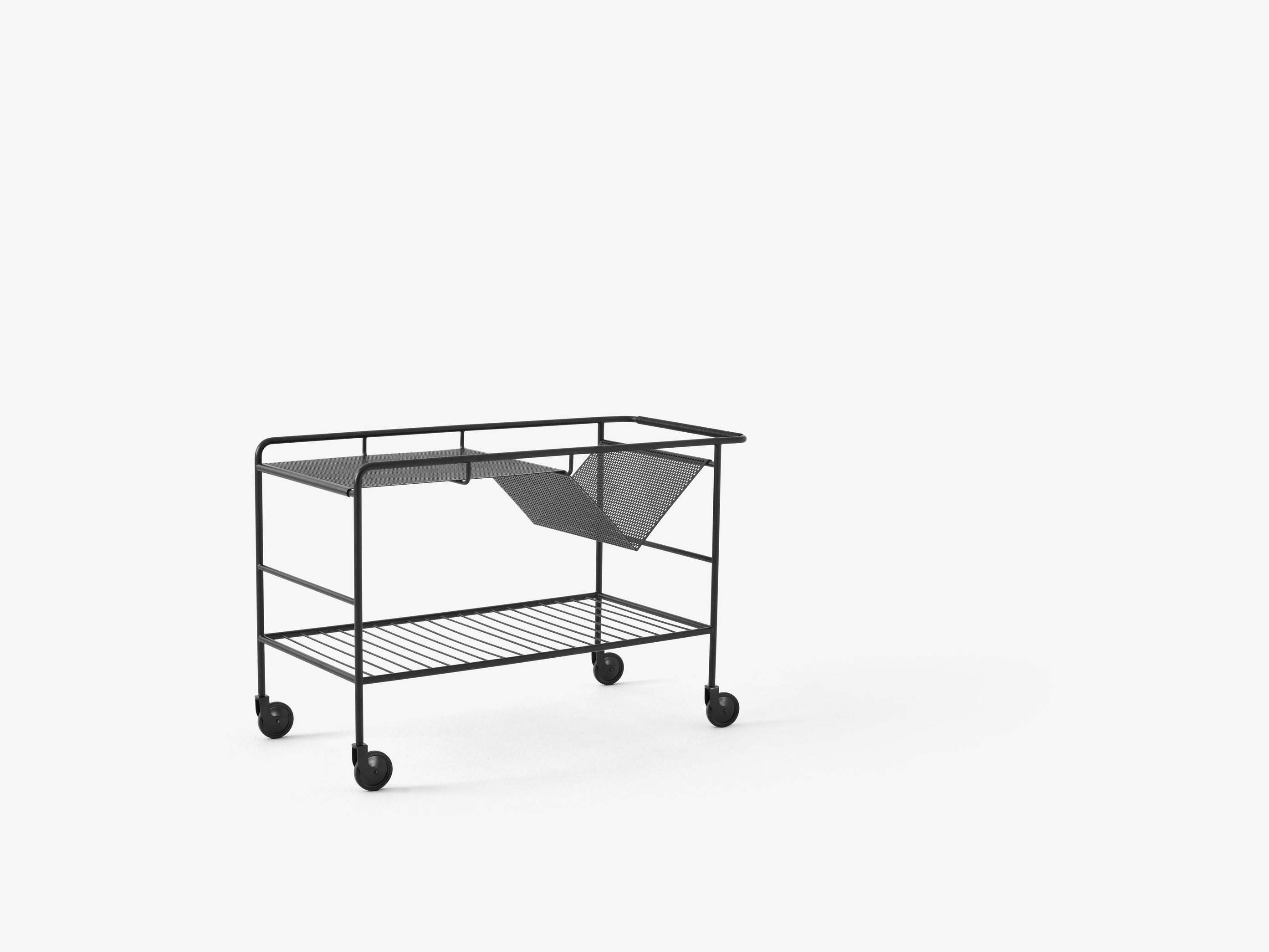 Camarera &Tradition Alima Trolley con estructura de acero, detalles en chapa de madera y cuero, diseño moderno escandinavo; Alima Trolley NDS1 — Alima NDS1 Chrome w. Oak Tray_Side; Alima Trolley NDS1 — Alima NDS1 Matt Black_Side; Alima Trolley NDS1 — Alima NDS1 Matt Black w. Oak Tray_Side; Alima Trolley NDS1 — Alima NDS1 Matt Black w. Walnut Tray_Direct side