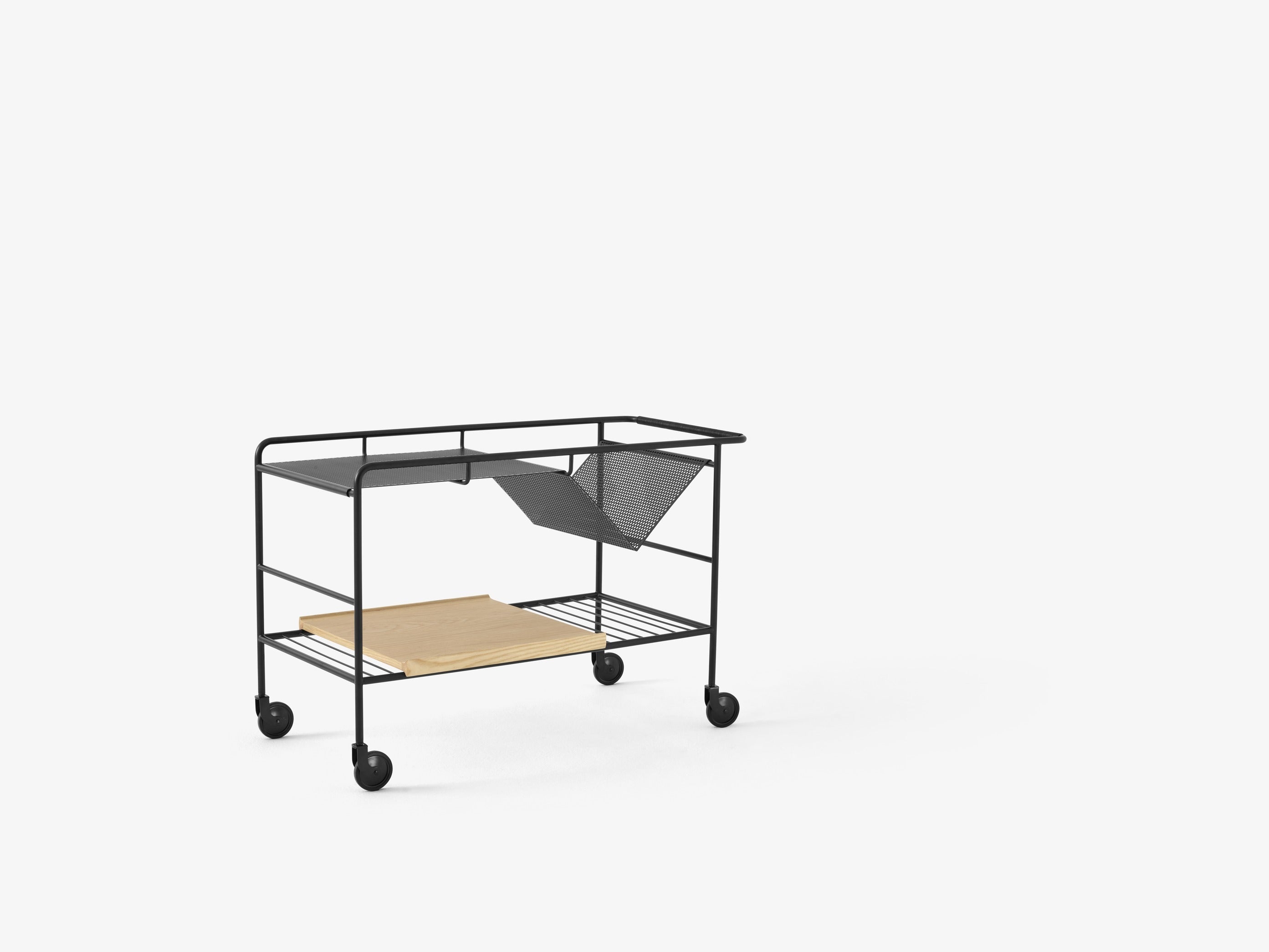 Camarera &Tradition Alima Trolley con estructura de acero, detalles en chapa de madera y cuero, diseño moderno escandinavo; Alima Trolley NDS1 — Alima NDS1 Chrome w. Oak Tray_Side; Alima Trolley NDS1 — Alima NDS1 Matt Black_Side; Alima Trolley NDS1 — Alima NDS1 Matt Black w. Oak Tray_Side; Alima Trolley NDS1 — Alima NDS1 Matt Black w. Walnut Tray_Direct side