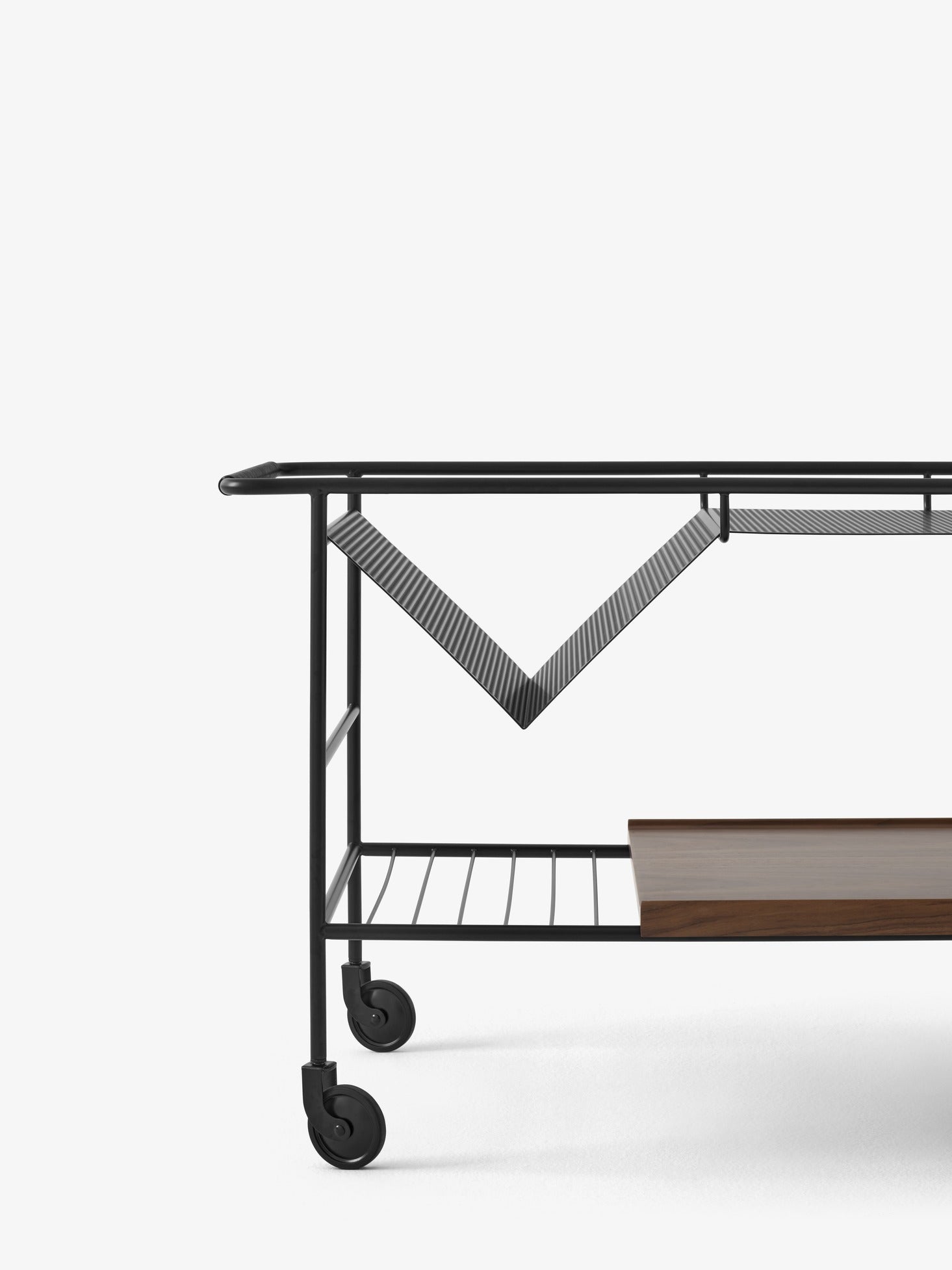 Camarera &Tradition Alima Trolley con estructura de acero, detalles en chapa de madera y cuero, diseño moderno escandinavo; Alima Trolley NDS1 — Alima NDS1 Chrome w. Oak Tray_Side; Alima Trolley NDS1 — Alima NDS1 Matt Black_Side; Alima Trolley NDS1 — Alima NDS1 Matt Black w. Oak Tray_Side; Alima Trolley NDS1 — Alima NDS1 Matt Black w. Walnut Tray_Direct side