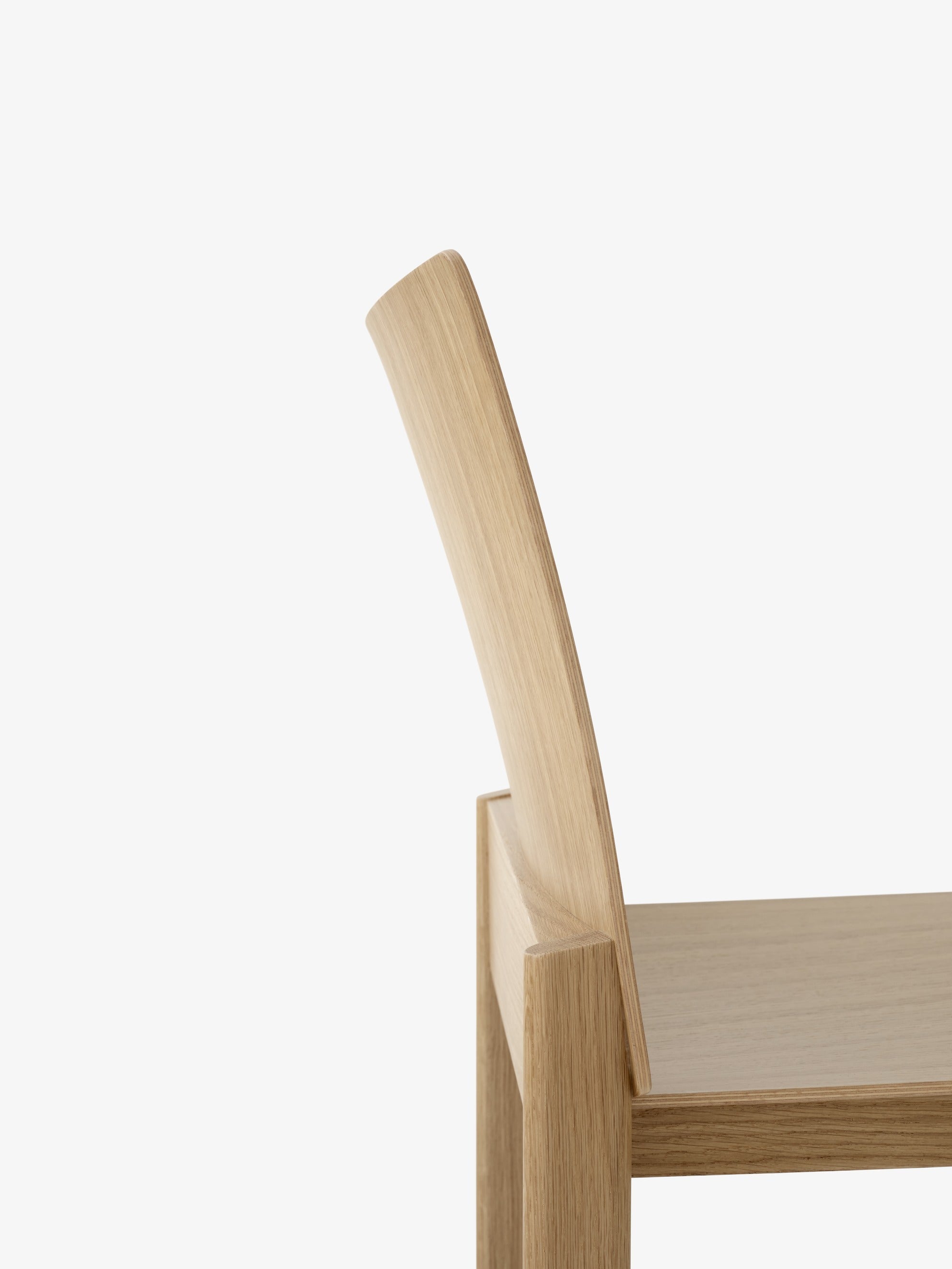 Silla Allwood Side Chair AV35 de &Tradition en roble macizo y chapa, diseño nórdico minimalista de Anderssen & Voll; Allwood Side Chair AV35 — Allwood AV35_Oak_Stacked_Stacking Trolley_10 chairs_Front; Allwood Side Chair AV35 — Allwood AV35_Oak_Stacked_Stacking Trolley_10 chairs_Side; Allwood Side Chair AV35 — Allwood AV35_Oak_Detail_Side; Allwood Side Chair AV35 — Allwood AV35_Oak_Side