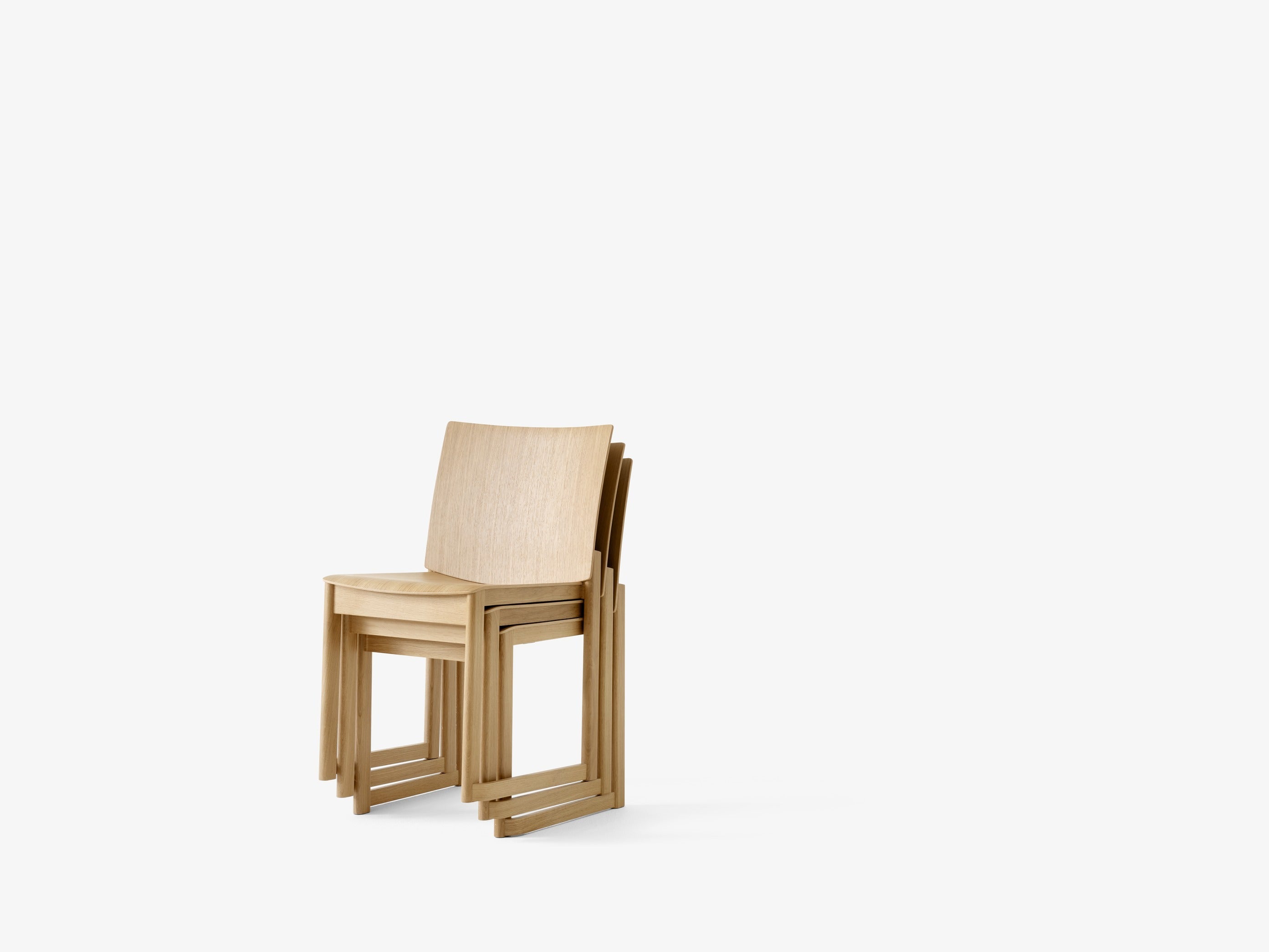 Silla Allwood Side Chair AV35 de &Tradition en roble macizo y chapa, diseño nórdico minimalista de Anderssen & Voll; Allwood Side Chair AV35 — Allwood AV35_Oak_Stacked_Stacking Trolley_10 chairs_Front; Allwood Side Chair AV35 — Allwood AV35_Oak_Stacked_Stacking Trolley_10 chairs_Side; Allwood Side Chair AV35 — Allwood AV35_Oak_Detail_Side; Allwood Side Chair AV35 — Allwood AV35_Oak_Side