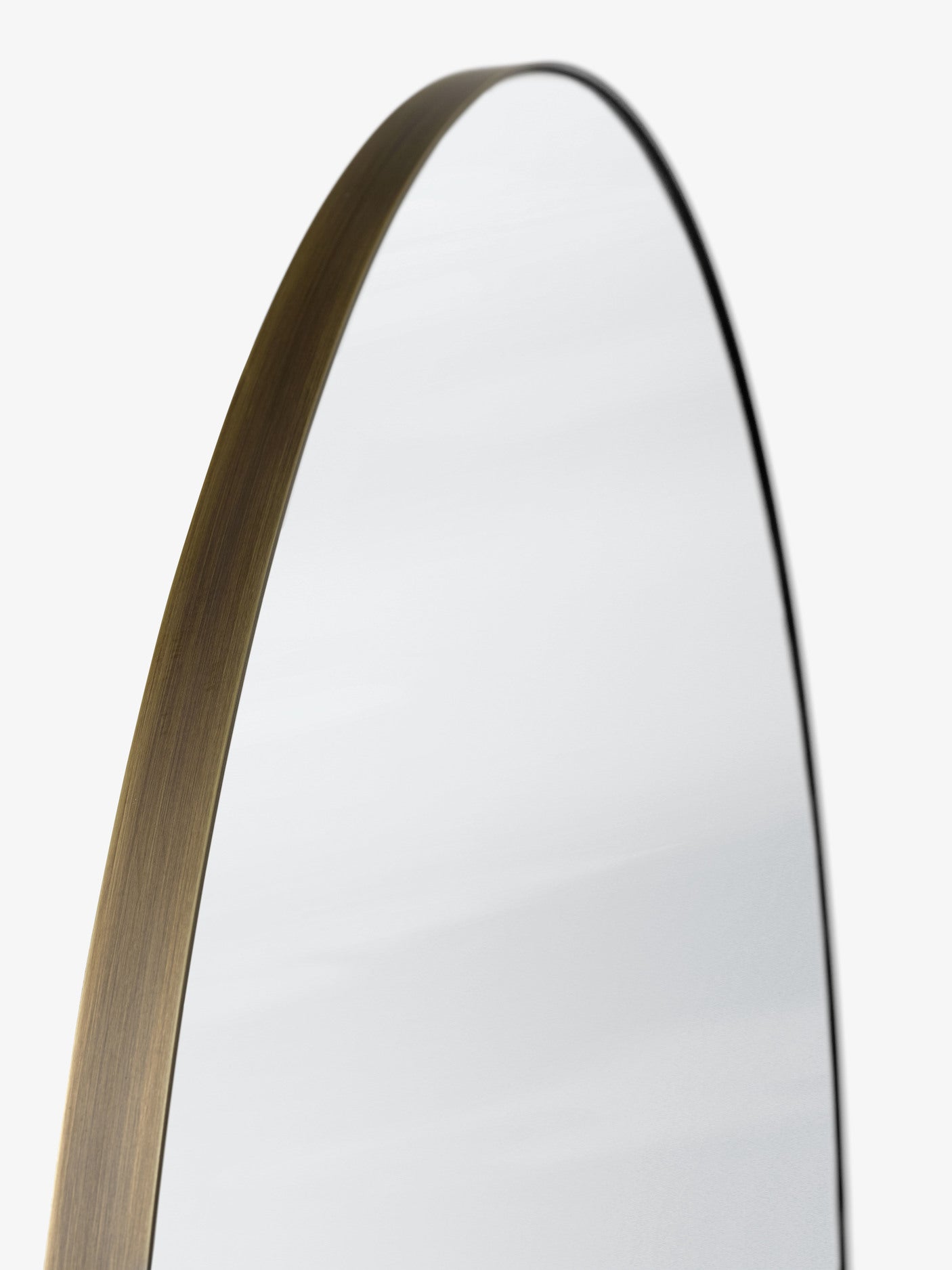 Espejo &Tradition Amore Mirror SC49 con marco plateado y detalles en latón dorado, diseño minimalista de Space Copenhagen; Amore Mirror SC49 — Amore SC49 