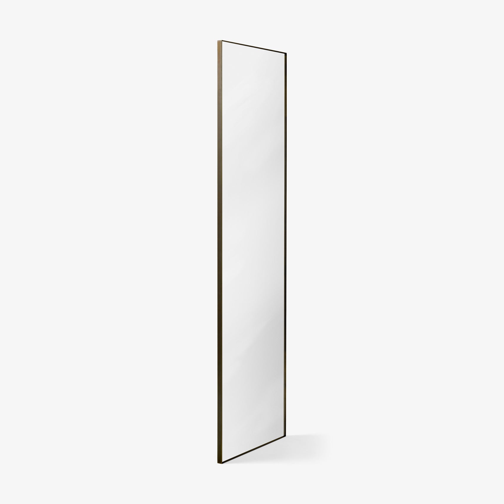 Espejo Amore Mirror SC50 de &Tradition con marco plateado y detalles en latón dorado, diseño minimalista de Space Copenhagen