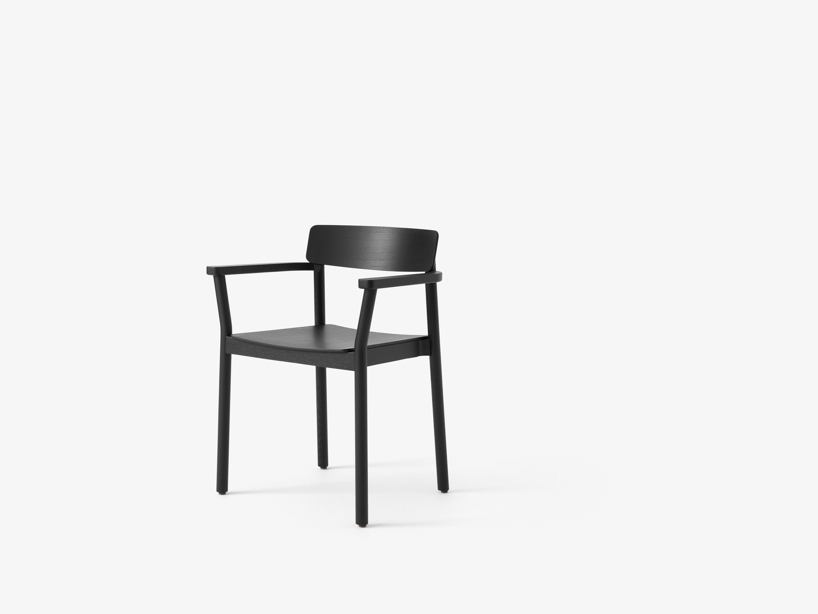 Sillón Betty TK10 de &Tradition en madera maciza con respaldo curvado y brazos ergonómicos, diseño nórdico contemporáneo; Betty Armchair TK10 — Betty TK10_Smoked oak_angled front; Betty Armchair TK10 — Betty TK10_Clear lacquered oak_front angled; Betty Armchair TK10 — Betty TK10_Black_detail; Betty Armchair TK10 — ATD_Retail_2024_Betty TK10_Collect glass SC78
