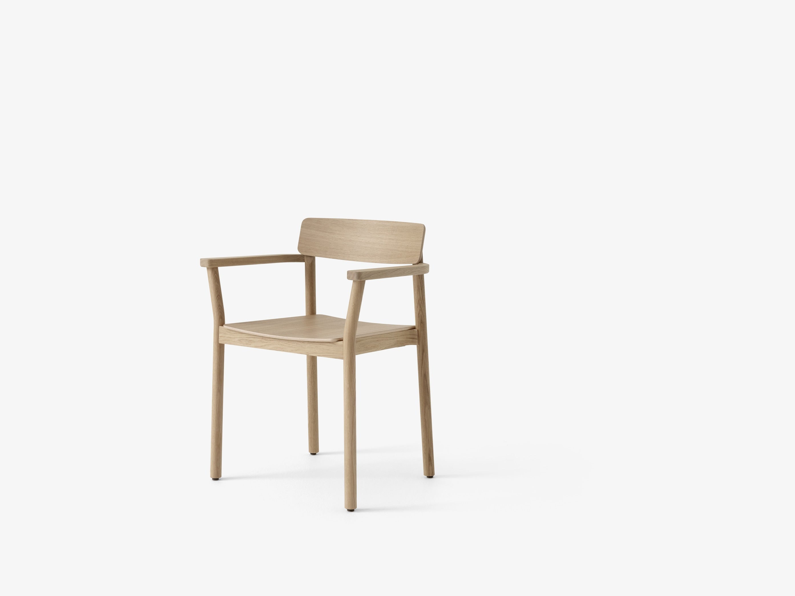 Sillón Betty TK10 de &Tradition en madera maciza con respaldo curvado y brazos ergonómicos, diseño nórdico contemporáneo; Betty Armchair TK10 — Betty TK10_Smoked oak_angled front; Betty Armchair TK10 — Betty TK10_Clear lacquered oak_front angled; Betty Armchair TK10 — Betty TK10_Black_detail; Betty Armchair TK10 — ATD_Retail_2024_Betty TK10_Collect glass SC78