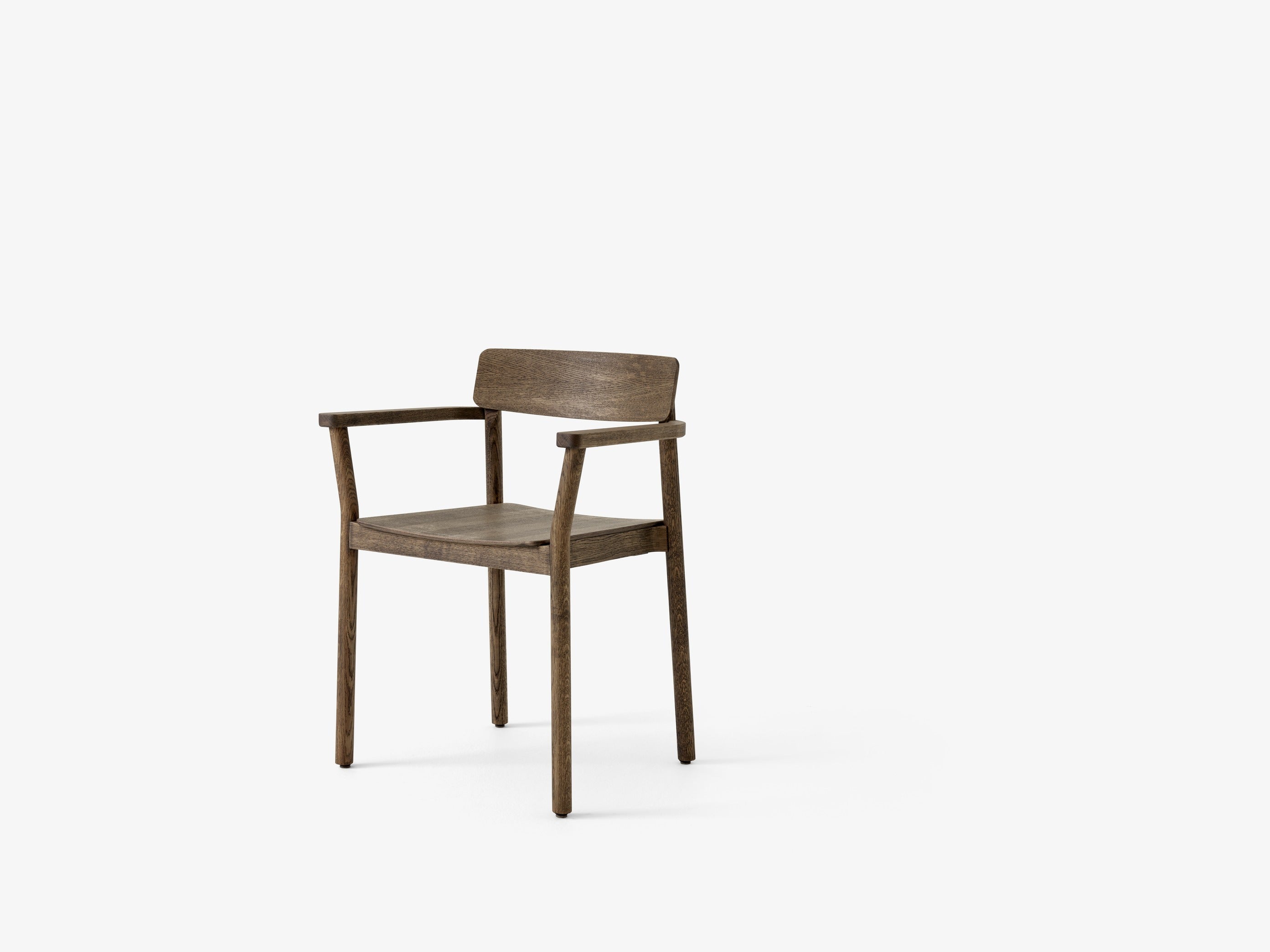 Sillón Betty TK10 de &Tradition en madera maciza con respaldo curvado y brazos ergonómicos, diseño nórdico contemporáneo; Betty Armchair TK10 — Betty TK10_Smoked oak_angled front; Betty Armchair TK10 — Betty TK10_Clear lacquered oak_front angled; Betty Armchair TK10 — Betty TK10_Black_detail; Betty Armchair TK10 — ATD_Retail_2024_Betty TK10_Collect glass SC78