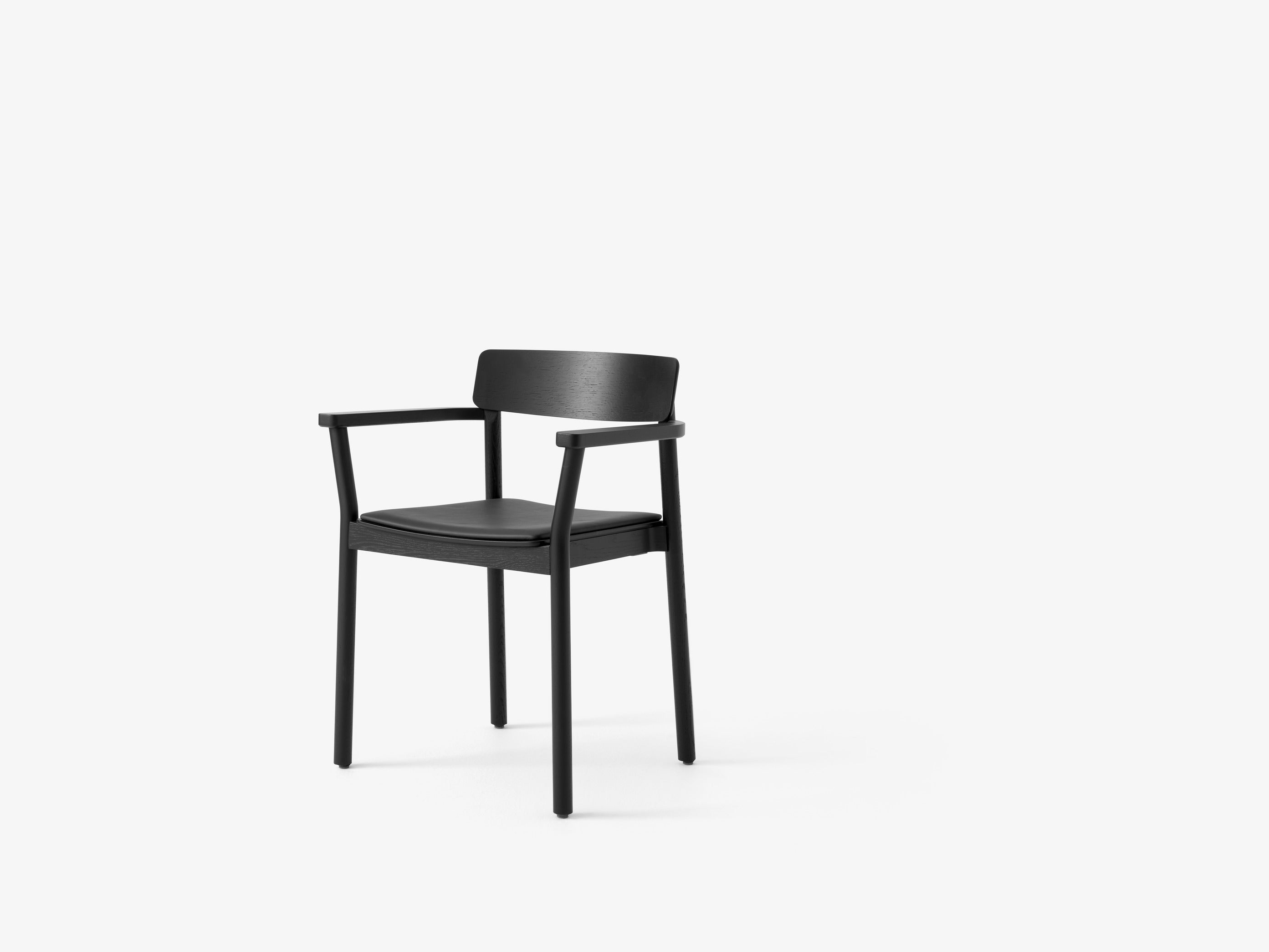 Butaca Betty TK11 de &Tradition en madera maciza con tapizado, diseño nórdico moderno de Thau & Kallio sobre fondo neutro; Betty Armchair TK11 — Betty TK11_Smoked oak w. Fiord 0571_angled front; Betty Armchair TK11 — Betty TK11_Clear lacquered oak w. sisu 0655_angled front; Betty Armchair TK11 — Betty TK11_Smoked oak w. Fiord 0422_angled front; Betty Armchair TK11 — Betty TK11_Black lacquered oak w. noble black leather_ angled front