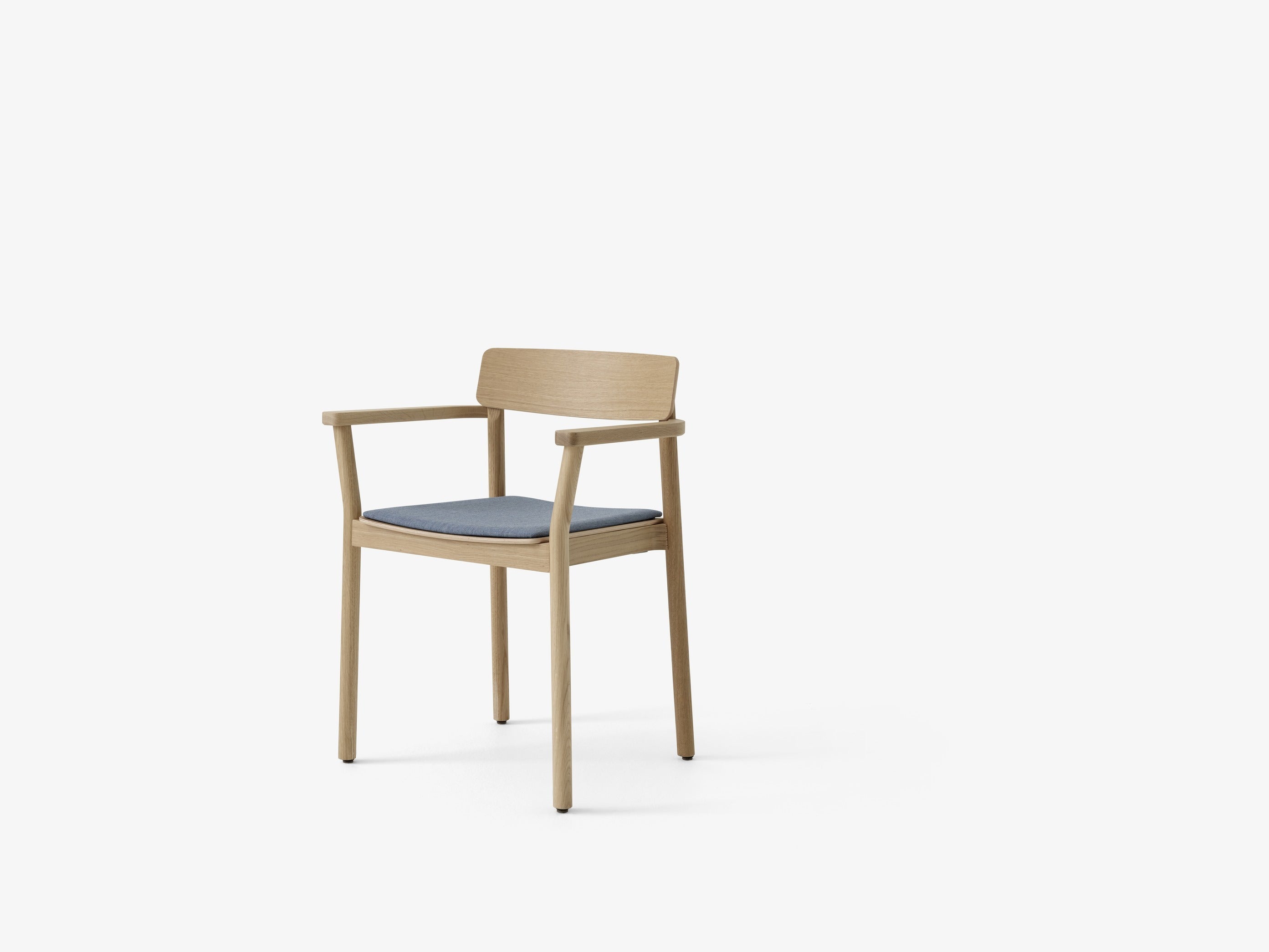Butaca Betty TK11 de &Tradition en madera maciza con tapizado, diseño nórdico moderno de Thau & Kallio sobre fondo neutro; Betty Armchair TK11 — Betty TK11_Smoked oak w. Fiord 0571_angled front; Betty Armchair TK11 — Betty TK11_Clear lacquered oak w. sisu 0655_angled front; Betty Armchair TK11 — Betty TK11_Smoked oak w. Fiord 0422_angled front; Betty Armchair TK11 — Betty TK11_Black lacquered oak w. noble black leather_ angled front