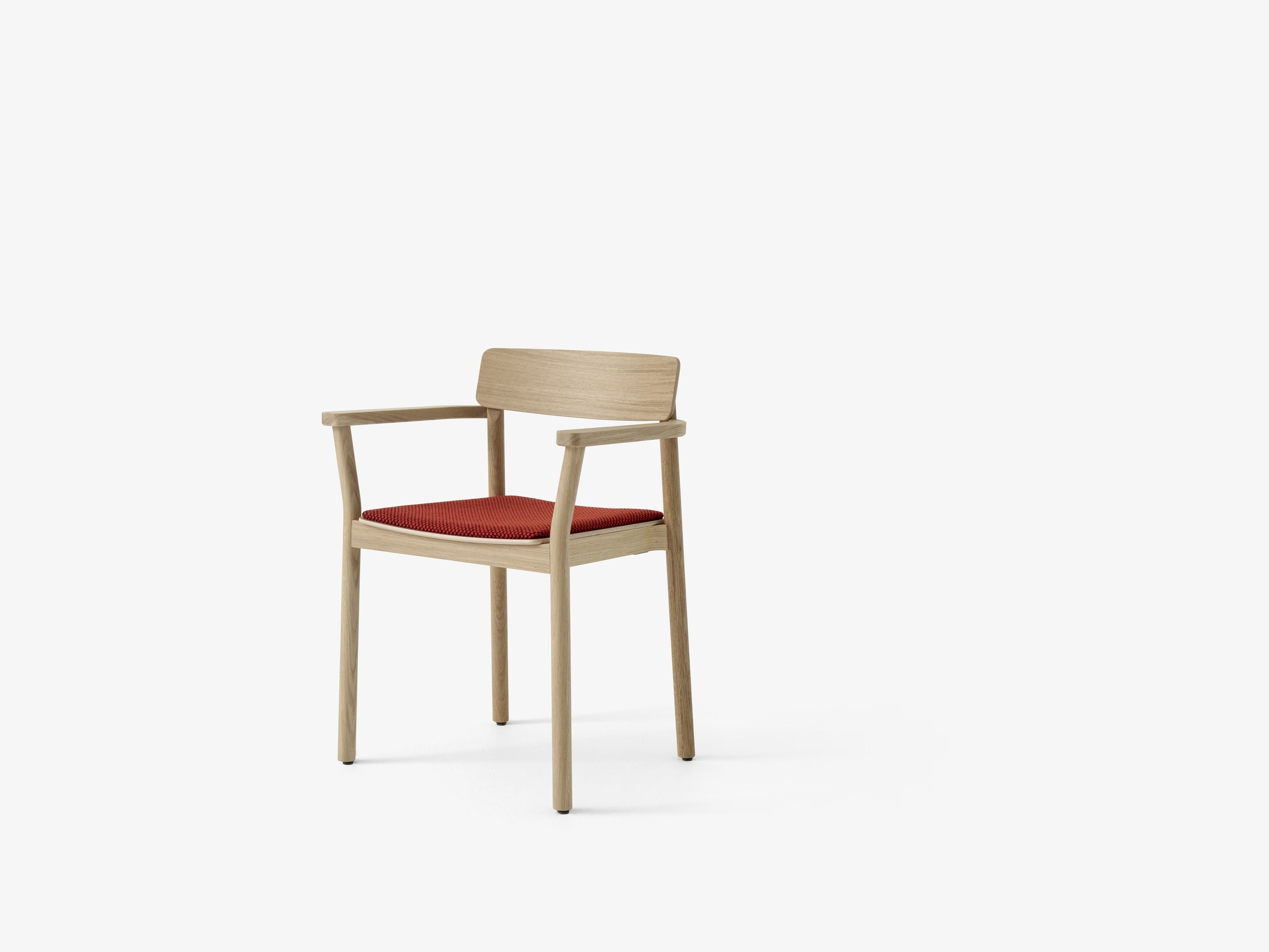 Butaca Betty TK11 de &Tradition en madera maciza con tapizado, diseño nórdico moderno de Thau & Kallio sobre fondo neutro; Betty Armchair TK11 — Betty TK11_Smoked oak w. Fiord 0571_angled front; Betty Armchair TK11 — Betty TK11_Clear lacquered oak w. sisu 0655_angled front; Betty Armchair TK11 — Betty TK11_Smoked oak w. Fiord 0422_angled front; Betty Armchair TK11 — Betty TK11_Black lacquered oak w. noble black leather_ angled front