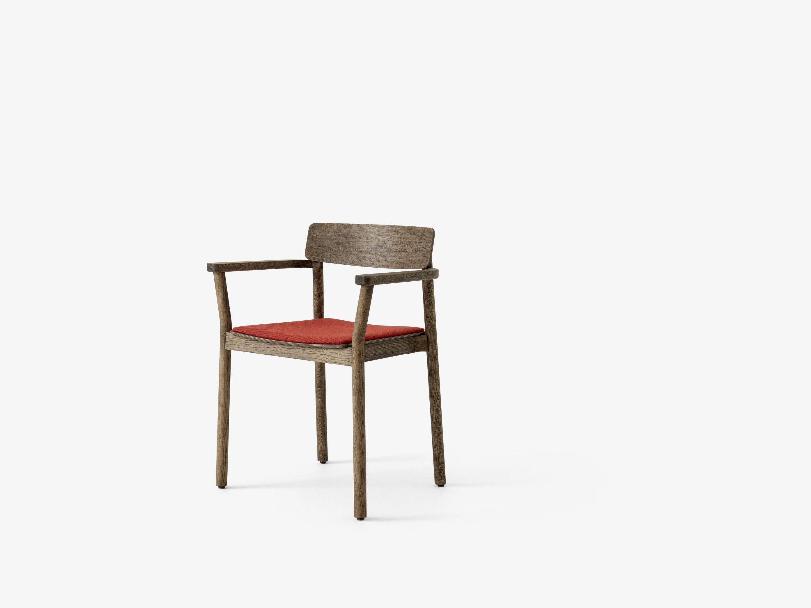 Butaca Betty TK11 de &Tradition en madera maciza con tapizado, diseño nórdico moderno de Thau & Kallio sobre fondo neutro; Betty Armchair TK11 — Betty TK11_Smoked oak w. Fiord 0571_angled front; Betty Armchair TK11 — Betty TK11_Clear lacquered oak w. sisu 0655_angled front; Betty Armchair TK11 — Betty TK11_Smoked oak w. Fiord 0422_angled front; Betty Armchair TK11 — Betty TK11_Black lacquered oak w. noble black leather_ angled front