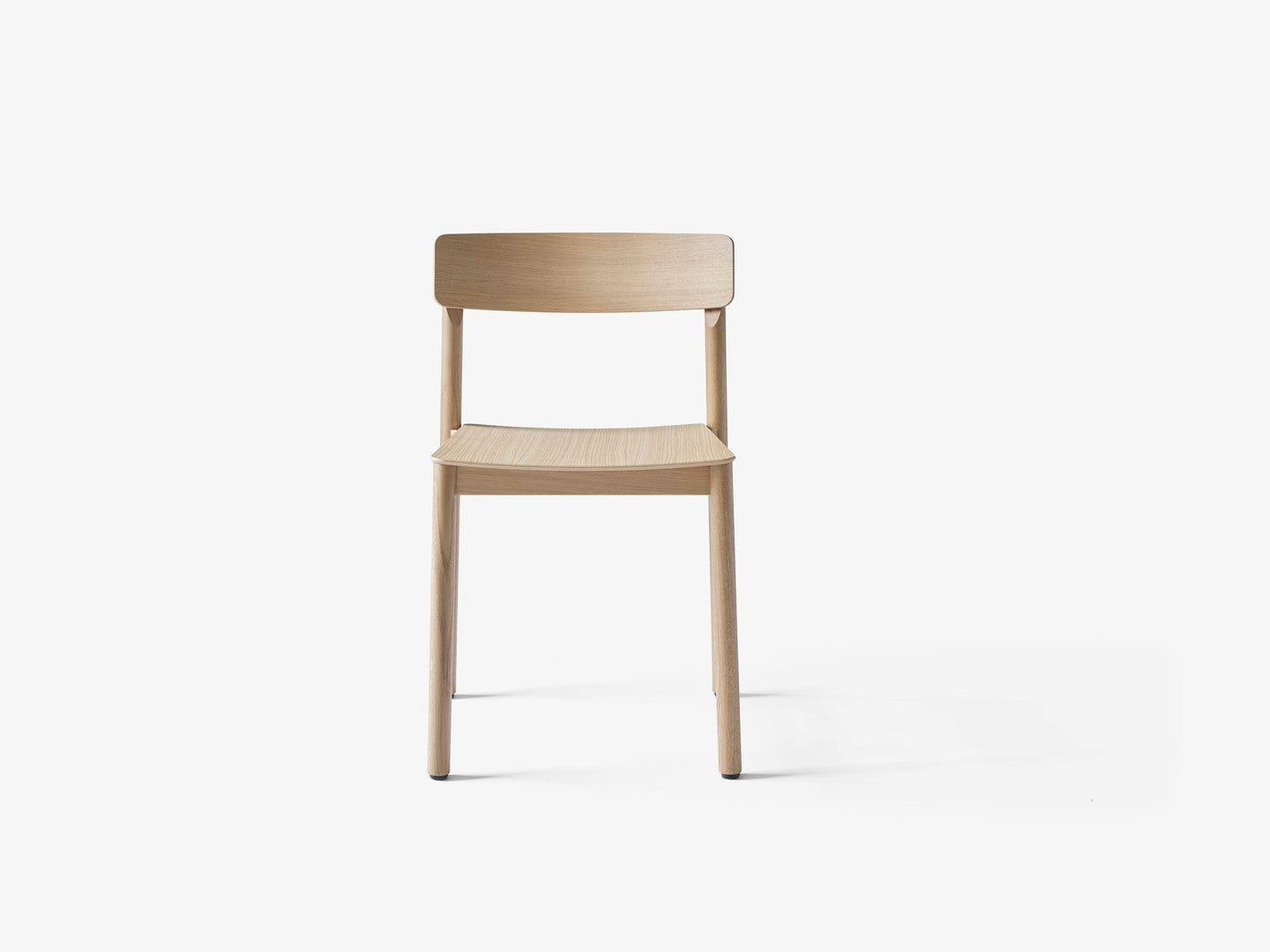 Silla Betty TK2 de &Tradition en madera sólida con acabado en chapeado, diseño minimalista escandinavo de Thau & Kallio; Betty Side Chair TK2 — Betty_TK2_Oak_1; Betty Side Chair TK2 — Betty_TK2_Oak_3; Betty Side Chair TK2 — Betty_TK2_Oak_2; Betty Side Chair TK2 — Betty_TK2_Black