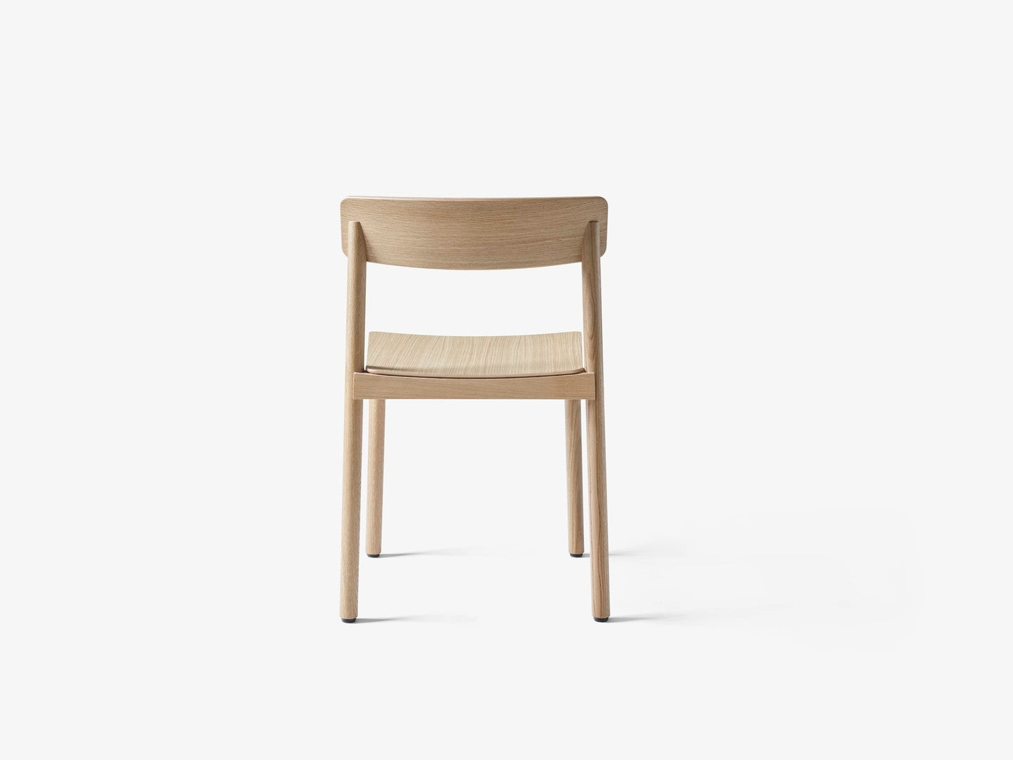 Silla Betty TK2 de &Tradition en madera sólida con acabado en chapeado, diseño minimalista escandinavo de Thau & Kallio; Betty Side Chair TK2 — Betty_TK2_Oak_1; Betty Side Chair TK2 — Betty_TK2_Oak_3; Betty Side Chair TK2 — Betty_TK2_Oak_2; Betty Side Chair TK2 — Betty_TK2_Black