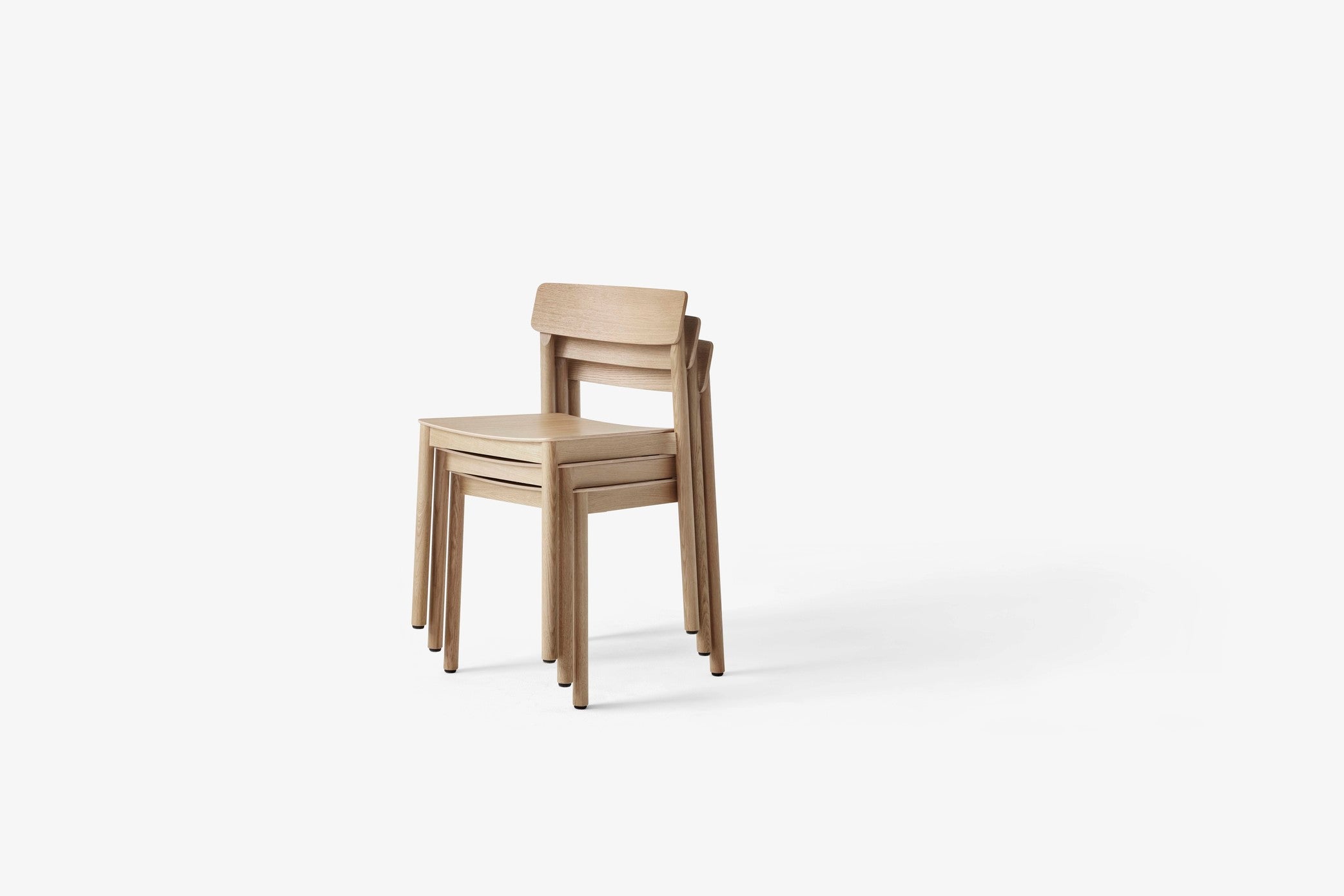 Silla Betty TK2 de &Tradition en madera sólida con acabado en chapeado, diseño minimalista escandinavo de Thau & Kallio; Betty Side Chair TK2 — Betty_TK2_Oak_1; Betty Side Chair TK2 — Betty_TK2_Oak_3; Betty Side Chair TK2 — Betty_TK2_Oak_2; Betty Side Chair TK2 — Betty_TK2_Black