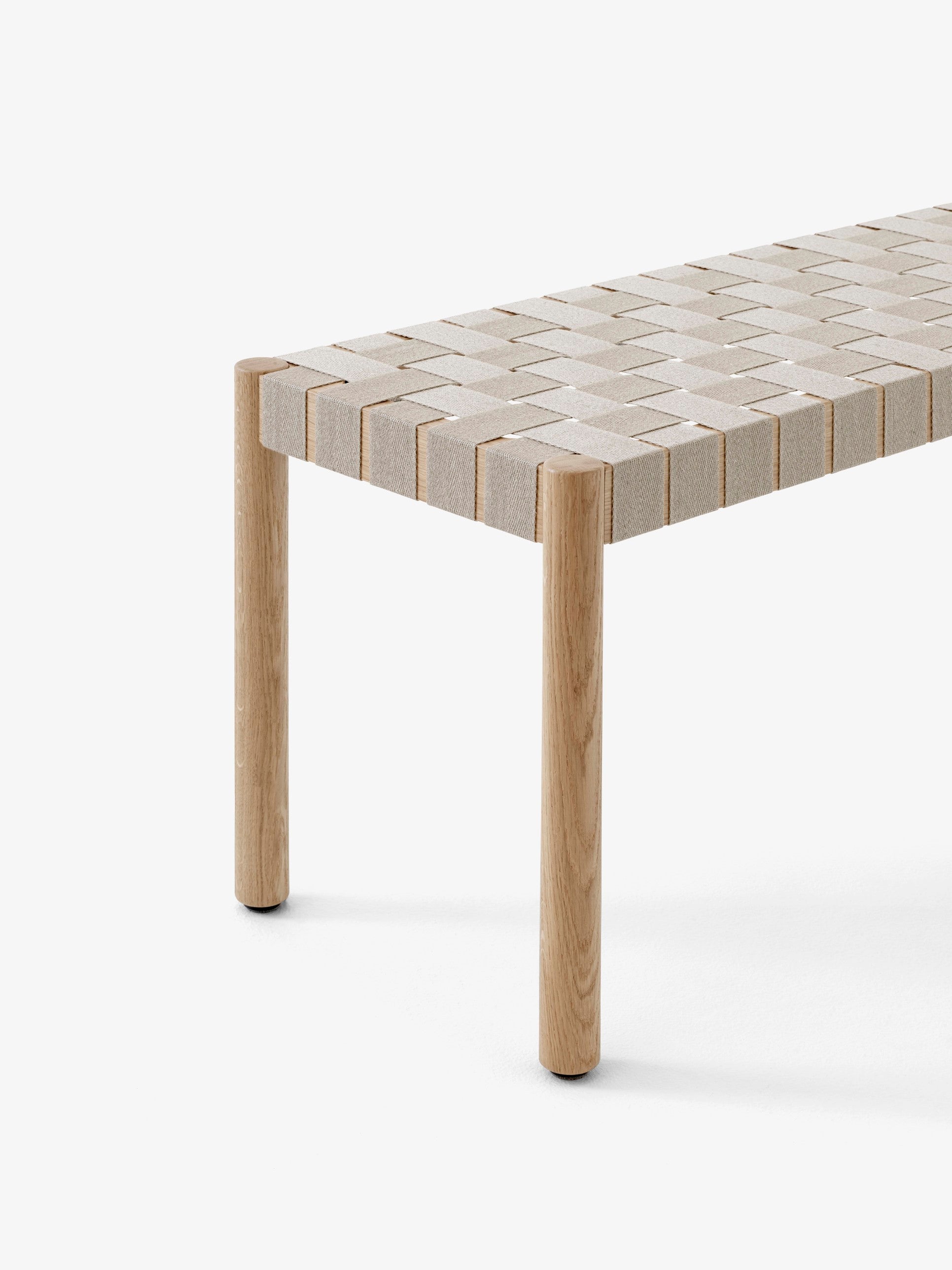 Banco Betty TK4 de &Tradition en madera maciza con chapeado y cincha de lino, diseño minimalista de Thau & Kallio; Betty Bench TK4 — Betty TK4 Black w. Natural Webbing I Setago JH27 Twilight & Sand; Betty Bench TK4 — Betty_TK4_Black; Betty Bench TK4 — ATD_Retail_2020_Betty_TK4_Como_SC53_Hook_SC46_The Moor_AP7; Betty Bench TK4 — Betty TK4-TK5_Oak w. Natural Webbing_Closeup