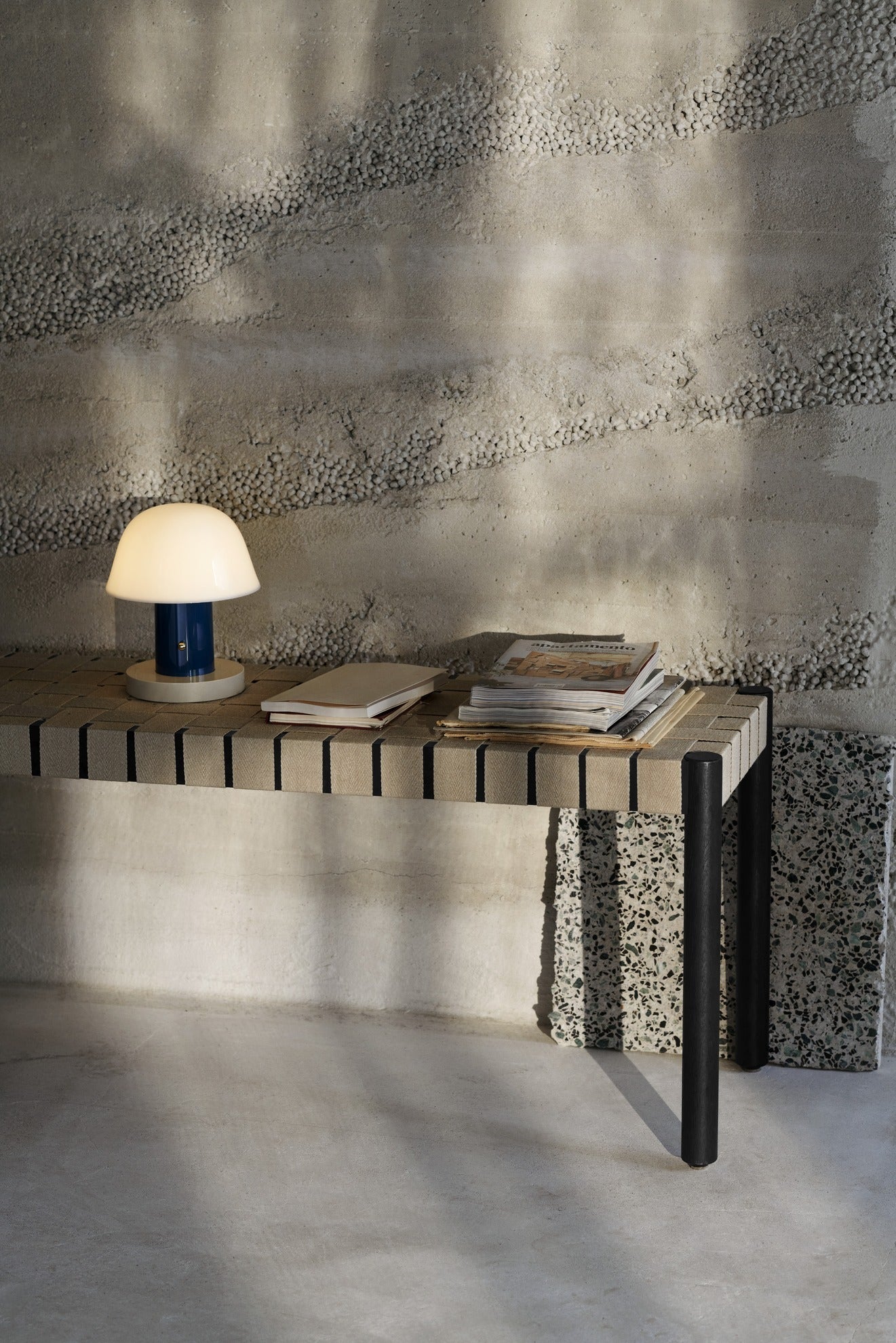 Banco Betty TK4 de &Tradition en madera maciza con chapeado y cincha de lino, diseño minimalista de Thau & Kallio; Betty Bench TK4 — Betty TK4 Black w. Natural Webbing I Setago JH27 Twilight & Sand; Betty Bench TK4 — Betty_TK4_Black; Betty Bench TK4 — ATD_Retail_2020_Betty_TK4_Como_SC53_Hook_SC46_The Moor_AP7; Betty Bench TK4 — Betty TK4-TK5_Oak w. Natural Webbing_Closeup