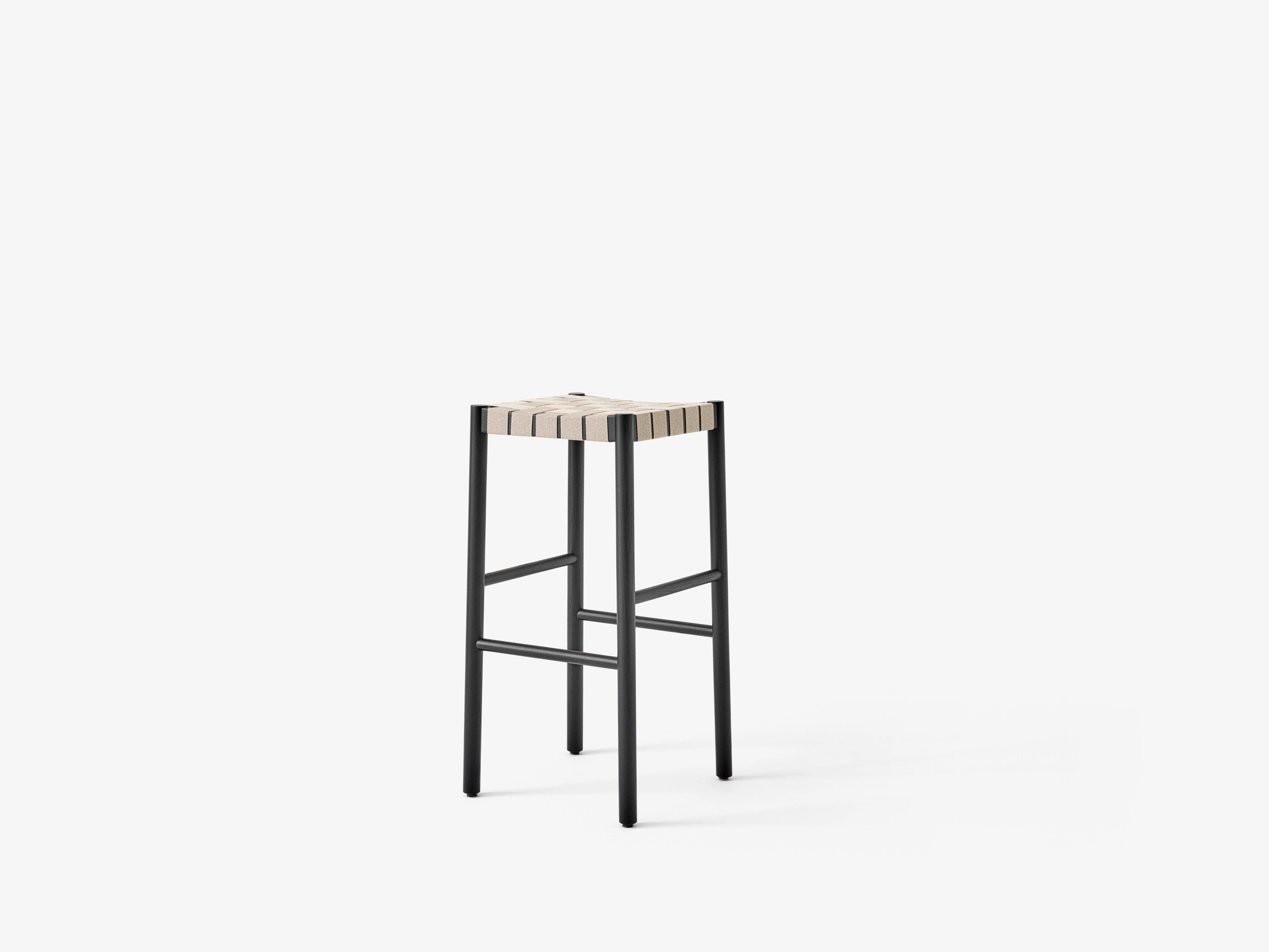 Taburete de bar Betty TK8 de &Tradition en madera maciza con respaldo curvo y cincha de lino, diseño nórdico moderno; Betty Bar Stool TK8 — Betty TK8_Black; Betty Bar Stool TK8 — Betty TK8_Black_Black; Betty Bar Stool TK8 — ATD_Retail_2021_Betty TK8_Setago JH27; Betty Bar Stool TK8 — Betty TK8_Oak