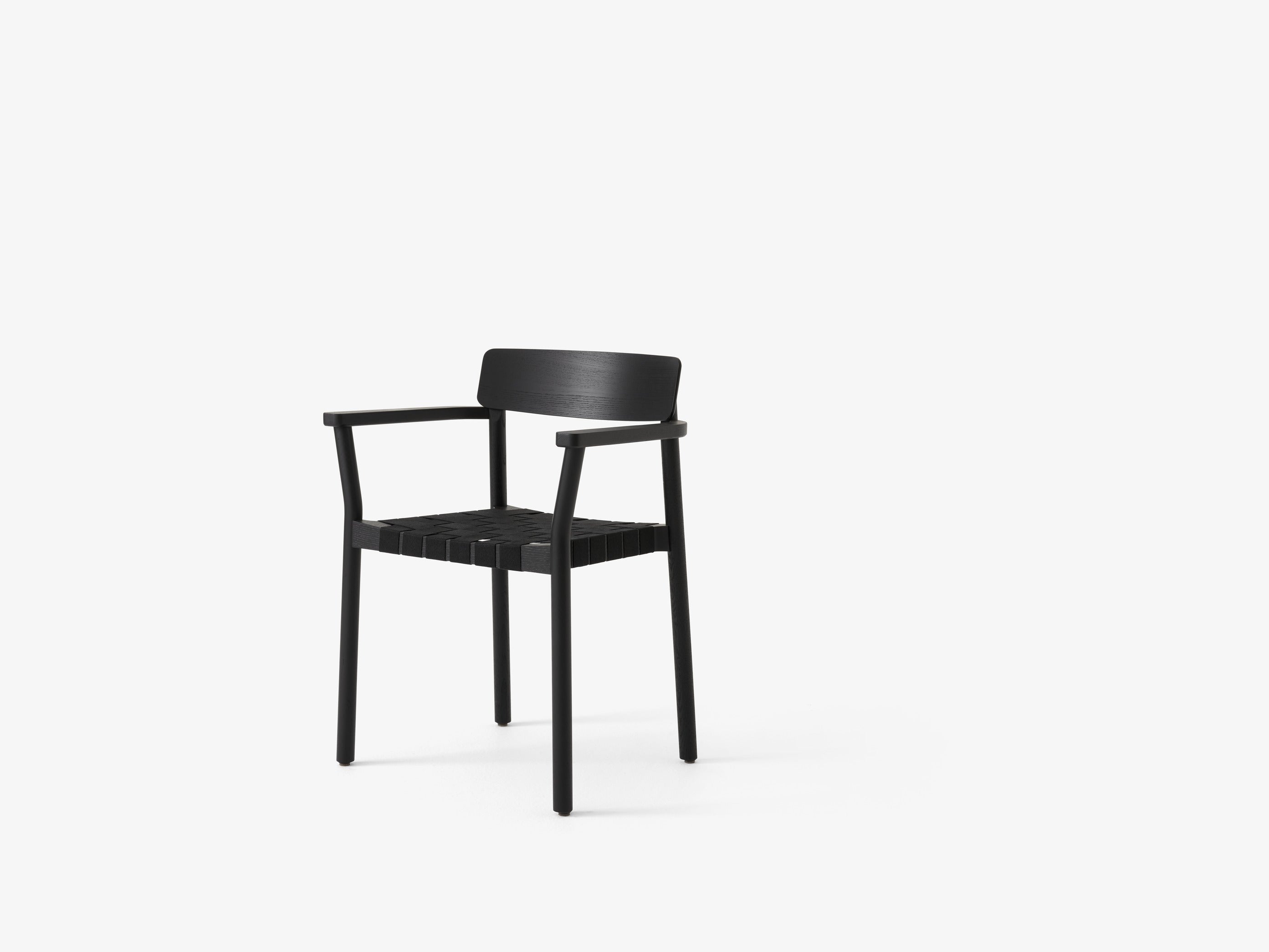Sillón Betty TK9 de &Tradition con estructura de madera maciza y tapicería en tonos naturales, diseño nórdico minimalista; Betty Armchair TK9 — Betty TK9_Smoked oak w. naturalwebbing_angled front; Betty Armchair TK9 — Betty TK9_Clear lacquered oak w. natural webbing_angledfront; Betty Armchair TK9 — Betty TK9_Clear lacquered oak w. naturalwebbing_front; Betty Armchair TK9 — Betty TK9_Black lacquered oak w. natural webbing_ angled front