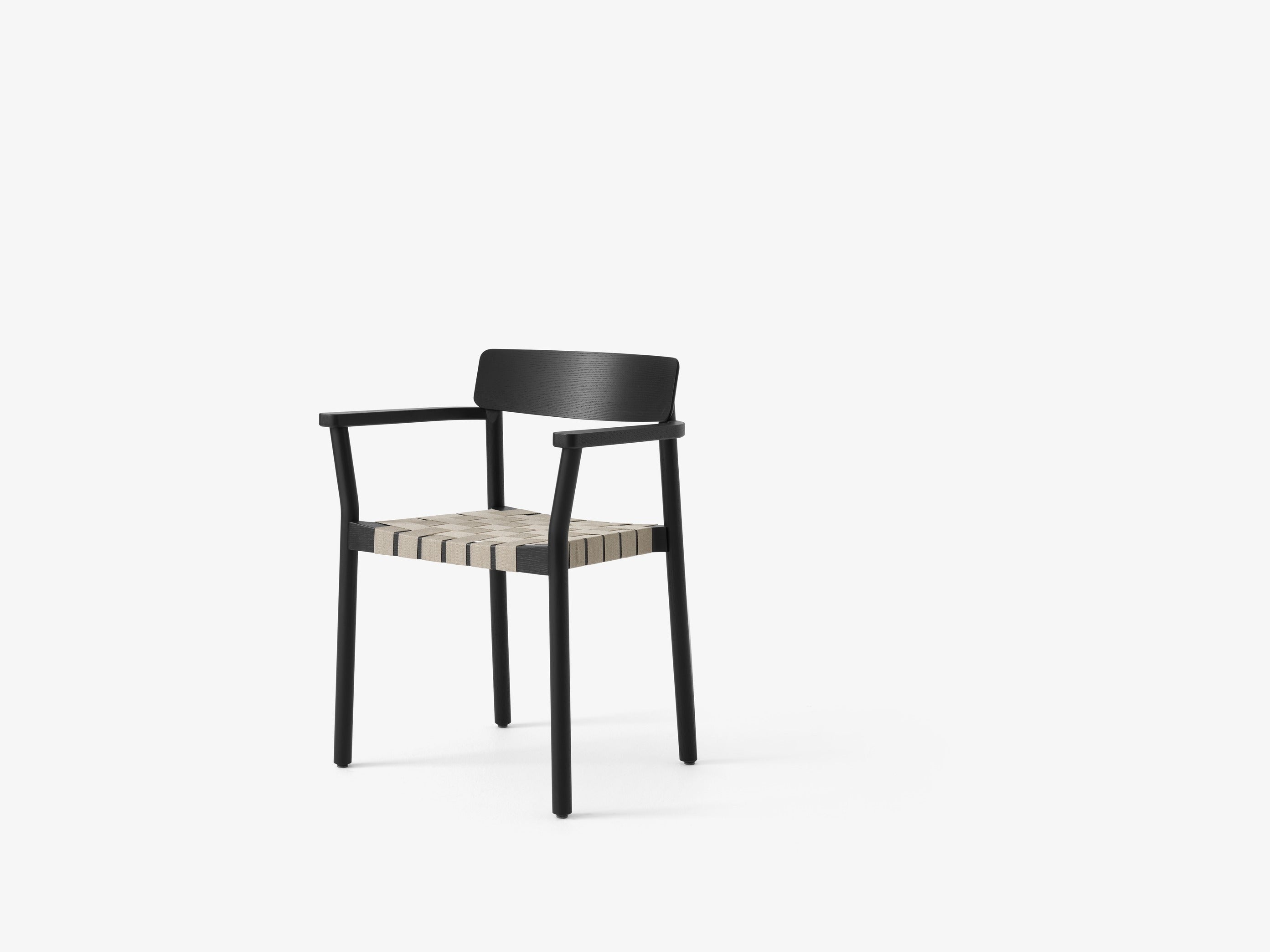 Sillón Betty TK9 de &Tradition con estructura de madera maciza y tapicería en tonos naturales, diseño nórdico minimalista; Betty Armchair TK9 — Betty TK9_Smoked oak w. naturalwebbing_angled front; Betty Armchair TK9 — Betty TK9_Clear lacquered oak w. natural webbing_angledfront; Betty Armchair TK9 — Betty TK9_Clear lacquered oak w. naturalwebbing_front; Betty Armchair TK9 — Betty TK9_Black lacquered oak w. natural webbing_ angled front