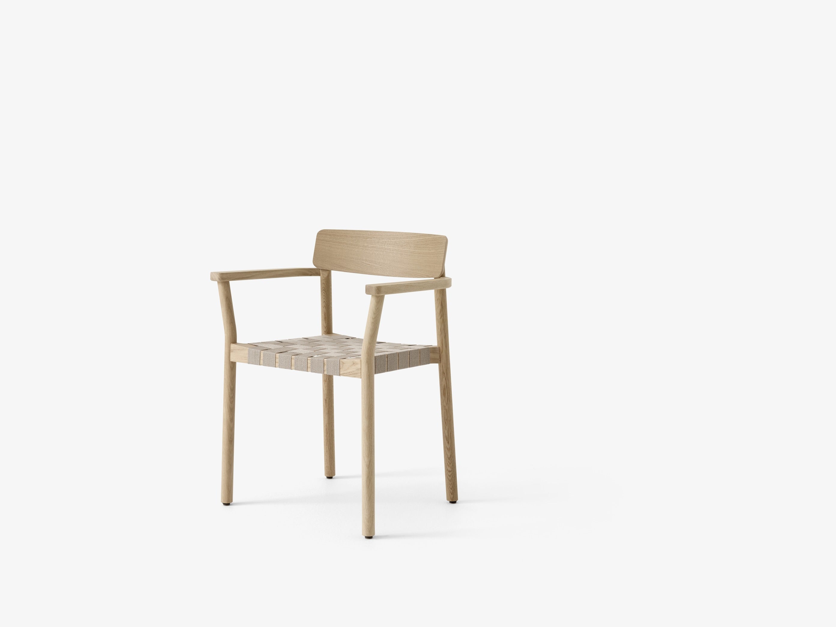 Sillón Betty TK9 de &Tradition con estructura de madera maciza y tapicería en tonos naturales, diseño nórdico minimalista; Betty Armchair TK9 — Betty TK9_Smoked oak w. naturalwebbing_angled front; Betty Armchair TK9 — Betty TK9_Clear lacquered oak w. natural webbing_angledfront; Betty Armchair TK9 — Betty TK9_Clear lacquered oak w. naturalwebbing_front; Betty Armchair TK9 — Betty TK9_Black lacquered oak w. natural webbing_ angled front