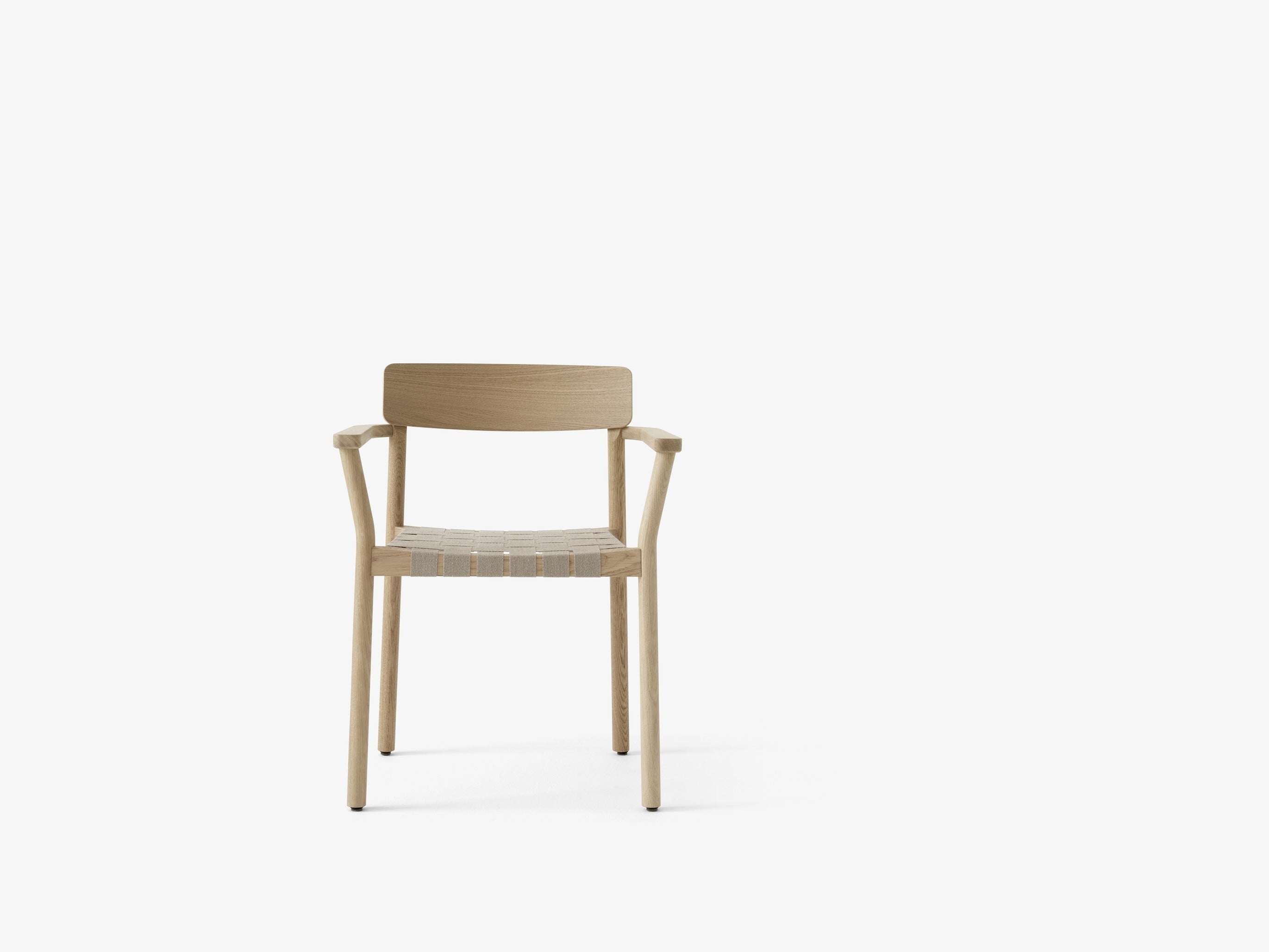 Sillón Betty TK9 de &Tradition con estructura de madera maciza y tapicería en tonos naturales, diseño nórdico minimalista; Betty Armchair TK9 — Betty TK9_Smoked oak w. naturalwebbing_angled front; Betty Armchair TK9 — Betty TK9_Clear lacquered oak w. natural webbing_angledfront; Betty Armchair TK9 — Betty TK9_Clear lacquered oak w. naturalwebbing_front; Betty Armchair TK9 — Betty TK9_Black lacquered oak w. natural webbing_ angled front
