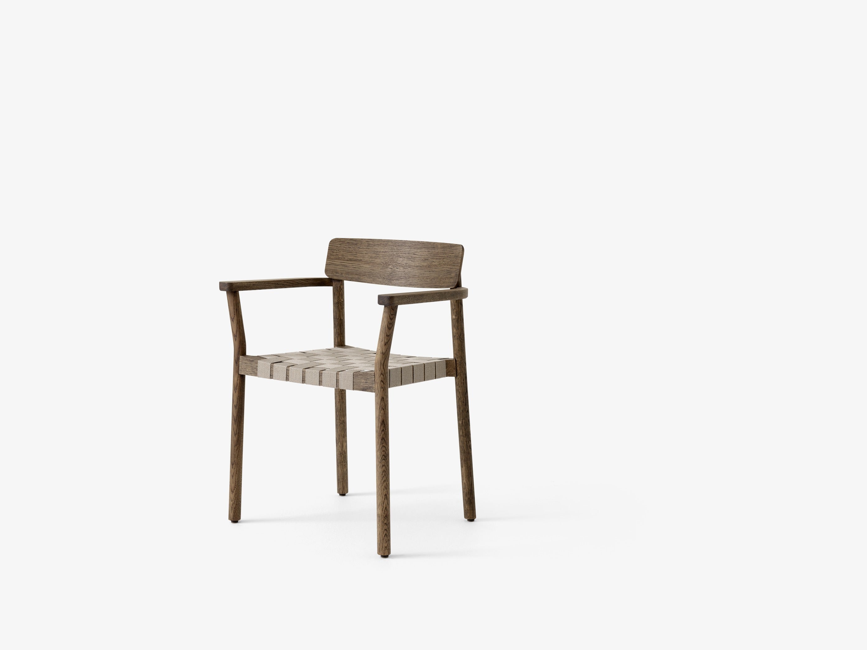 Sillón Betty TK9 de &Tradition con estructura de madera maciza y tapicería en tonos naturales, diseño nórdico minimalista; Betty Armchair TK9 — Betty TK9_Smoked oak w. naturalwebbing_angled front; Betty Armchair TK9 — Betty TK9_Clear lacquered oak w. natural webbing_angledfront; Betty Armchair TK9 — Betty TK9_Clear lacquered oak w. naturalwebbing_front; Betty Armchair TK9 — Betty TK9_Black lacquered oak w. natural webbing_ angled front
