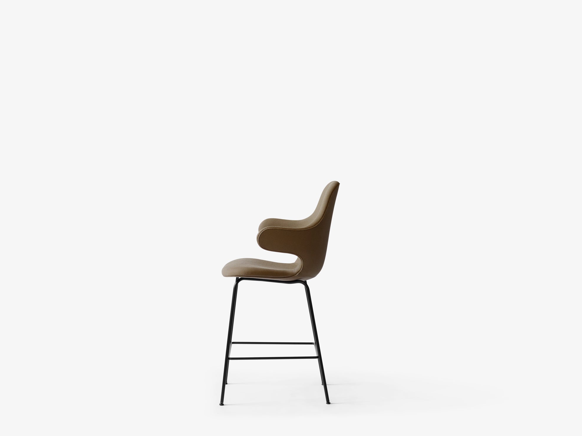 Taburete Catch Counter Chair JH16 de &Tradition diseñado por Jaime Hayon con tapicería y base de tubo de acero para mostrador; Catch Counter Chair JH16 — Catch Bar Stool_Brown_JH16_1