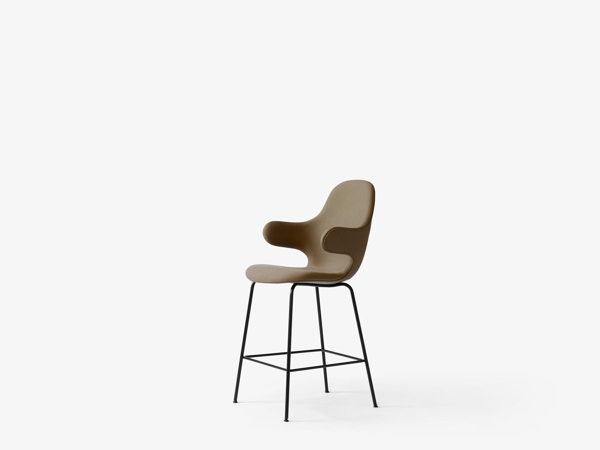 Taburete Catch Counter Chair JH16 de &Tradition diseñado por Jaime Hayon con tapicería y base de tubo de acero para mostrador; Catch Counter Chair JH16 — Catch Bar Stool_Brown_JH16_1