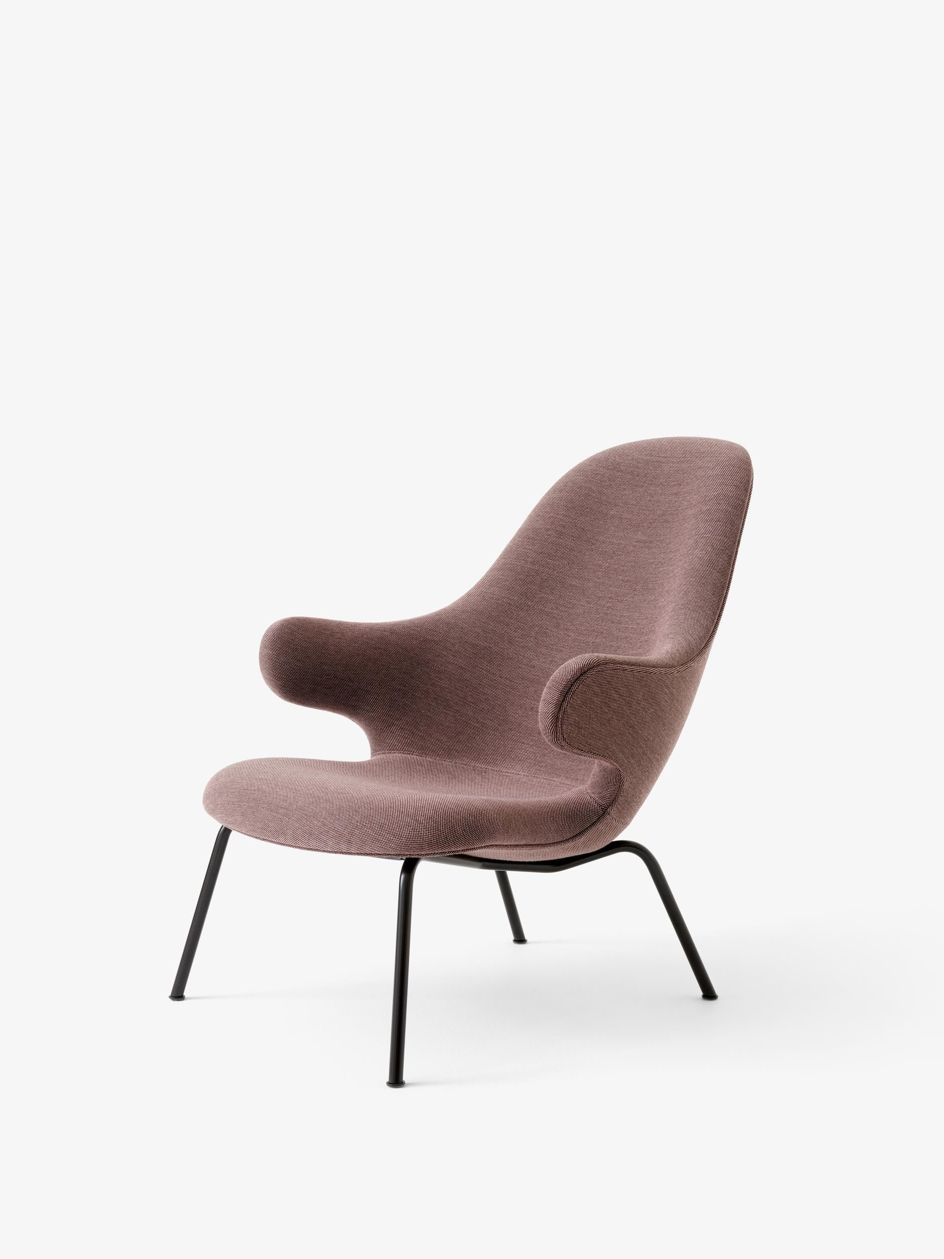 Sillón lounge &Tradition Catch JH14 diseñado por Jaime Hayon con tapicería y elegante base de tubo de acero curvado