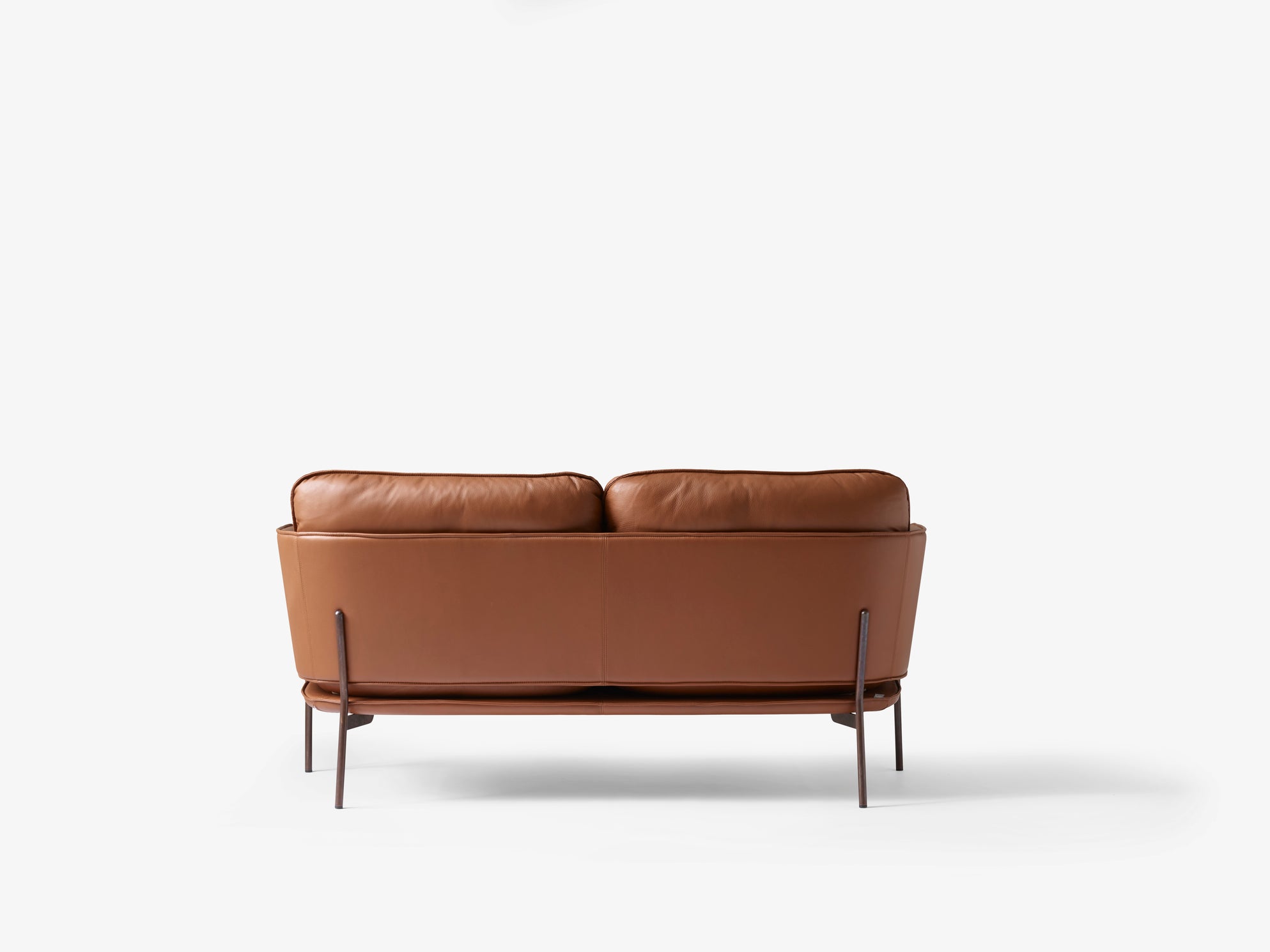 Sofá Cloud LN2 de &Tradition diseñado por Luca Nichetto con cojines de pluma y estructura de acero sobre fondo neutro; Cloud Sofa LN2 — Cloud_Brown Leather_LN2_2; Cloud Sofa LN2 — Cloud_Noble_Black_Leather_LN2_2; Cloud Sofa LN2 — Cloud_Noble_Black_Leather_LN2_1