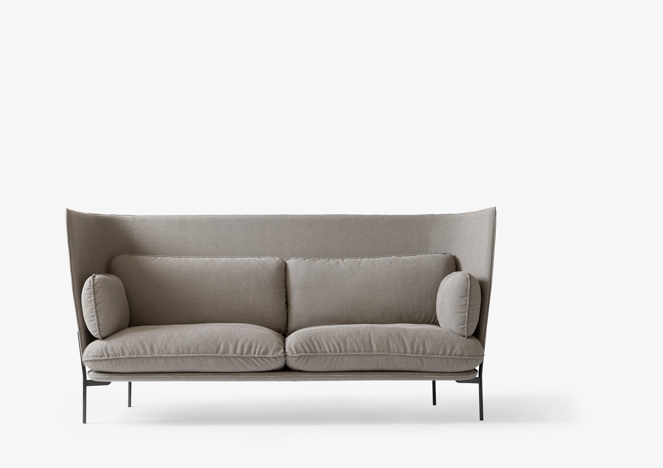 Sofá Cloud LN7 de &Tradition diseñado por Luca Nichetto con estructura de madera, base de acero y cojines de plumas mullidos