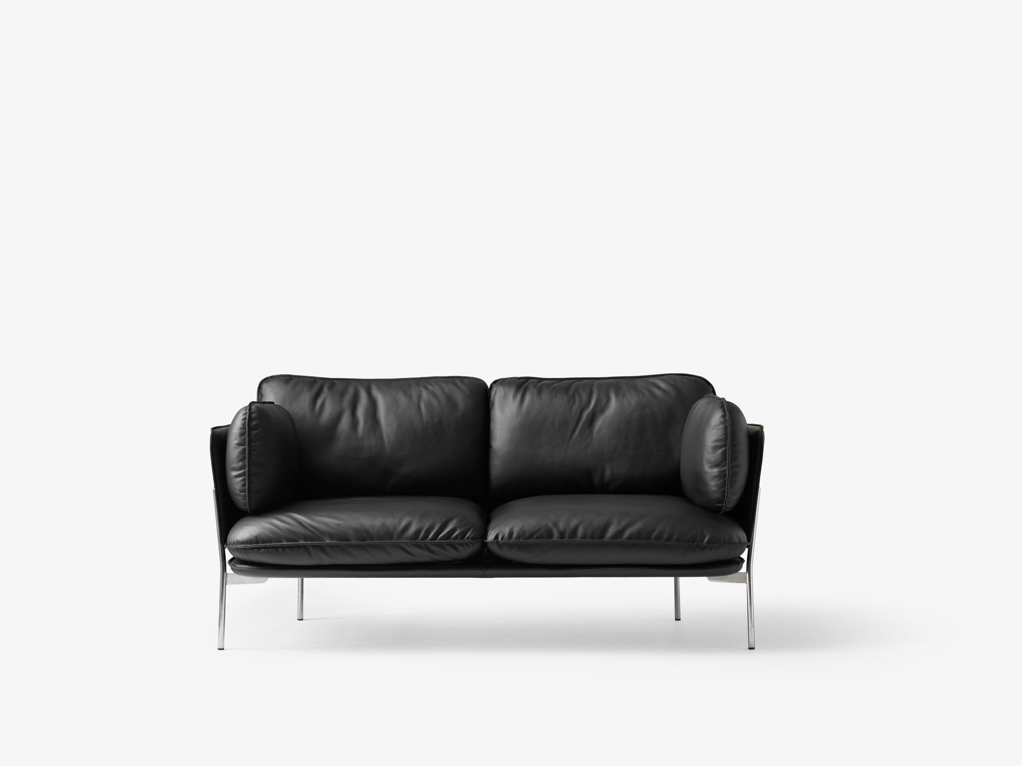 Sofá Cloud LN2 de &Tradition diseñado por Luca Nichetto con cojines de pluma y estructura de acero sobre fondo neutro; Cloud Sofa LN2 — Cloud_Brown Leather_LN2_2; Cloud Sofa LN2 — Cloud_Noble_Black_Leather_LN2_2; Cloud Sofa LN2 — Cloud_Noble_Black_Leather_LN2_1
