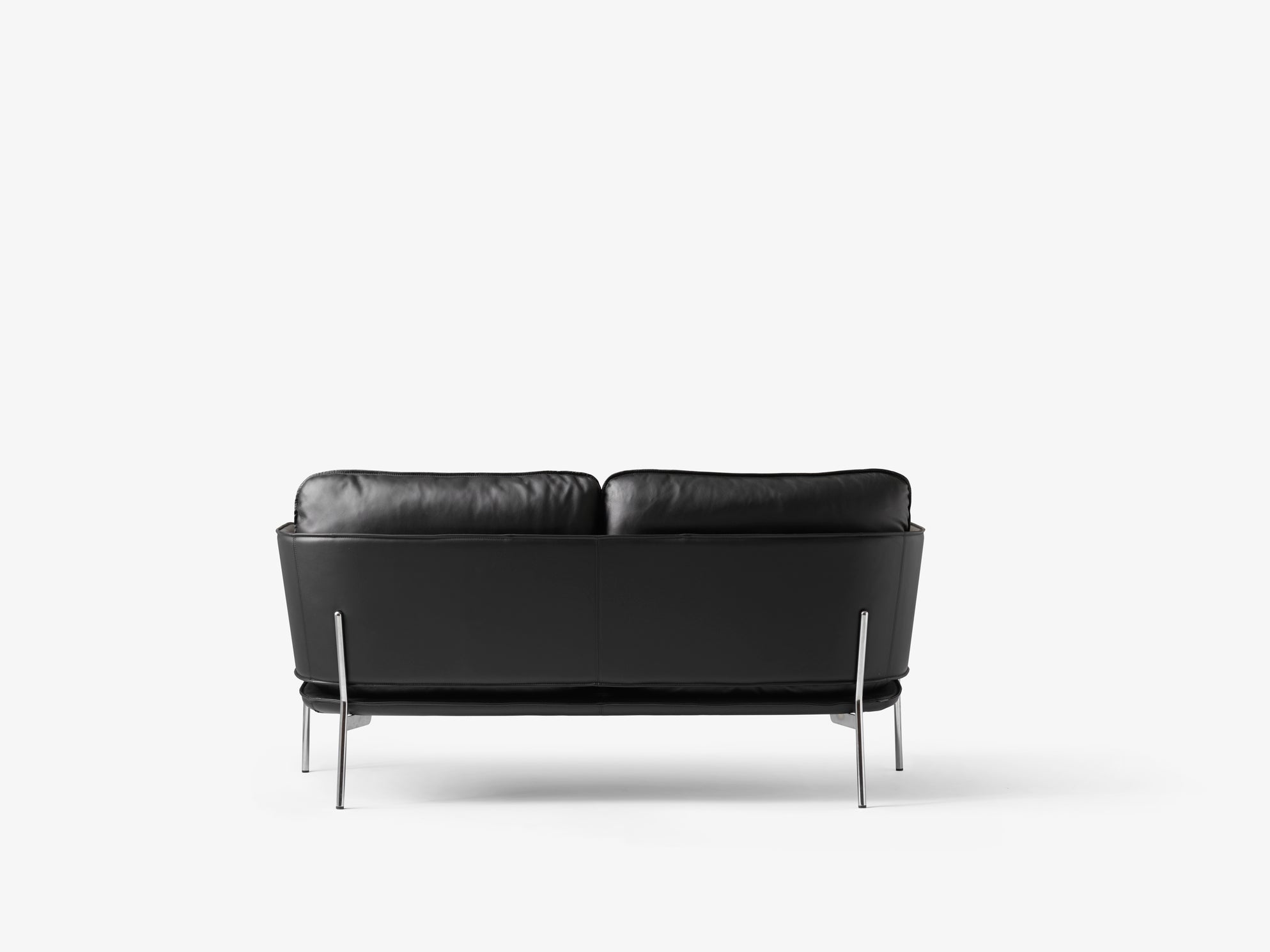 Sofá Cloud LN2 de &Tradition diseñado por Luca Nichetto con cojines de pluma y estructura de acero sobre fondo neutro; Cloud Sofa LN2 — Cloud_Brown Leather_LN2_2; Cloud Sofa LN2 — Cloud_Noble_Black_Leather_LN2_2; Cloud Sofa LN2 — Cloud_Noble_Black_Leather_LN2_1