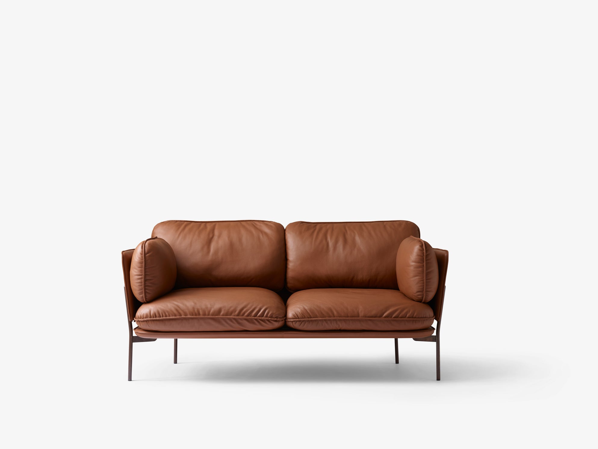Sofá Cloud LN2 de &Tradition diseñado por Luca Nichetto con cojines de pluma y estructura de acero sobre fondo neutro; Cloud Sofa LN2 — Cloud_Brown Leather_LN2_2; Cloud Sofa LN2 — Cloud_Noble_Black_Leather_LN2_2; Cloud Sofa LN2 — Cloud_Noble_Black_Leather_LN2_1