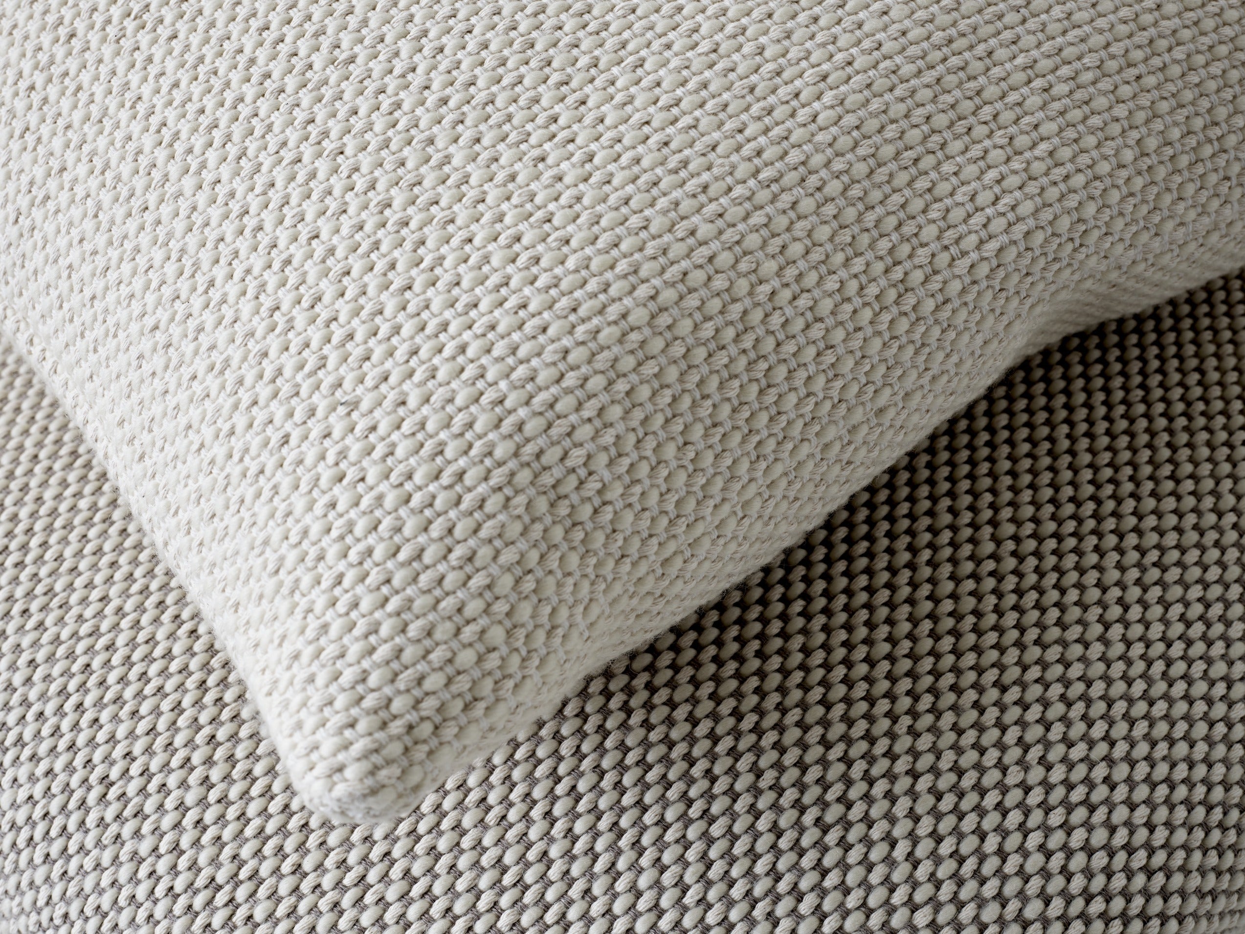 Cojín &Tradition Collect SC28 diseñado por Space Copenhagen en lino y algodón con relleno de pluma y plumón sobre sofá modern; Collect Cushion SC28 — Collect Cushions SC28-SC48_Weave almond-coco; Collect Cushion SC28 — Collect SC28_Weave-almond; Collect Cushion SC28 — Collect SC28_soft boucle-cloud; Collect Cushion SC28 — Collect SC28_soft Boucle-Moss