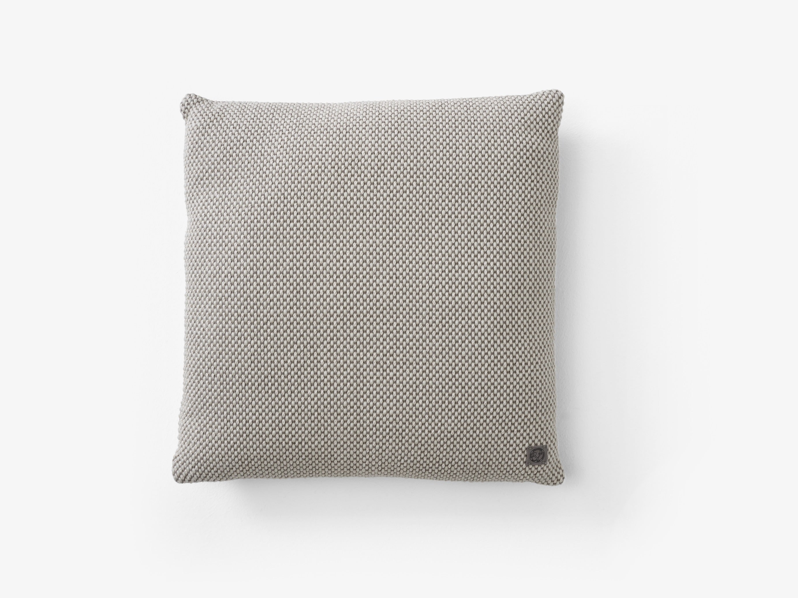 Cojín &Tradition Collect SC28 diseñado por Space Copenhagen en lino y algodón con relleno de pluma y plumón sobre sofá modern; Collect Cushion SC28 — Collect Cushions SC28-SC48_Weave almond-coco; Collect Cushion SC28 — Collect SC28_Weave-almond; Collect Cushion SC28 — Collect SC28_soft boucle-cloud; Collect Cushion SC28 — Collect SC28_soft Boucle-Moss