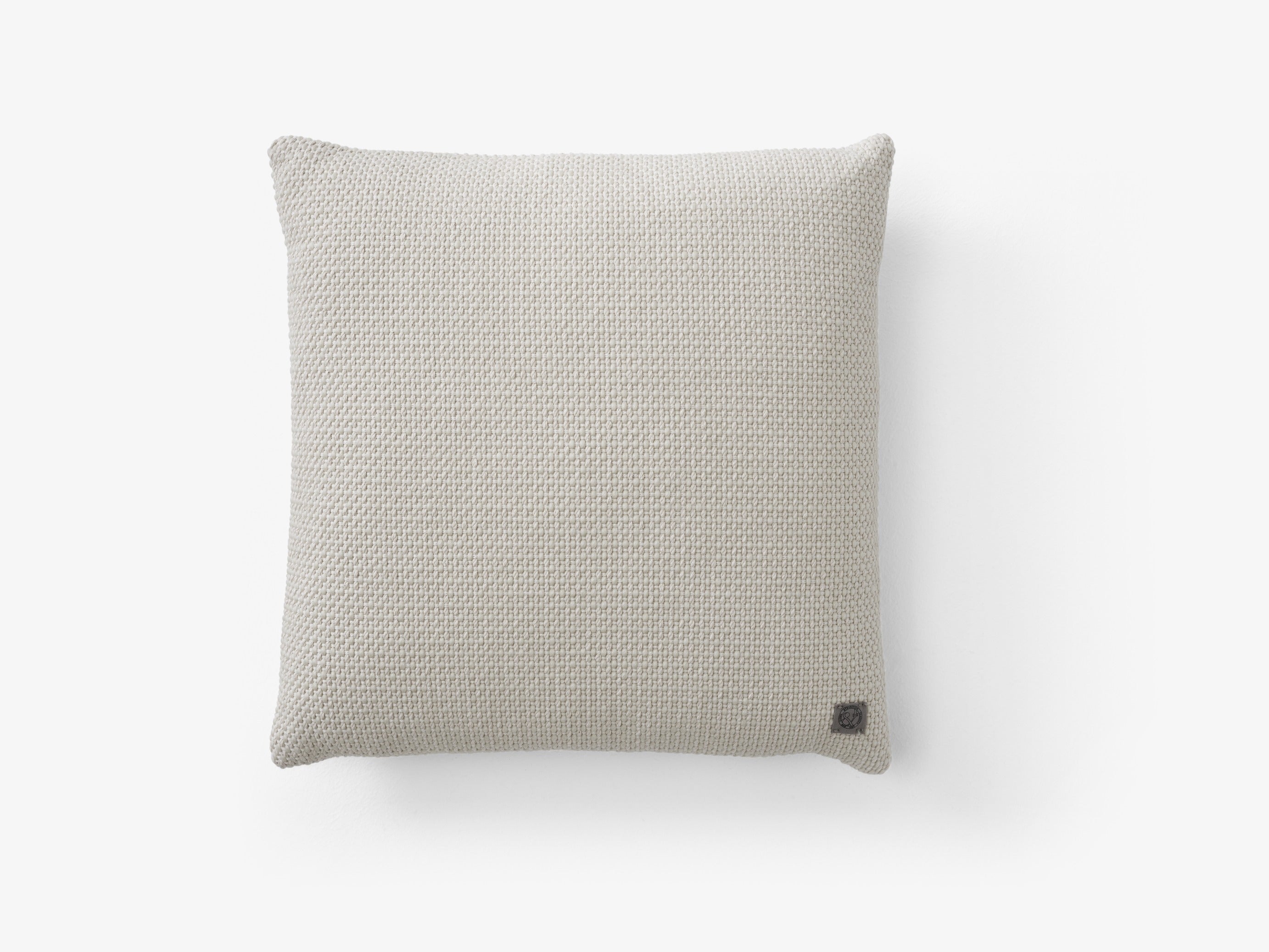 Cojín &Tradition Collect SC28 diseñado por Space Copenhagen en lino y algodón con relleno de pluma y plumón sobre sofá modern; Collect Cushion SC28 — Collect Cushions SC28-SC48_Weave almond-coco; Collect Cushion SC28 — Collect SC28_Weave-almond; Collect Cushion SC28 — Collect SC28_soft boucle-cloud; Collect Cushion SC28 — Collect SC28_soft Boucle-Moss