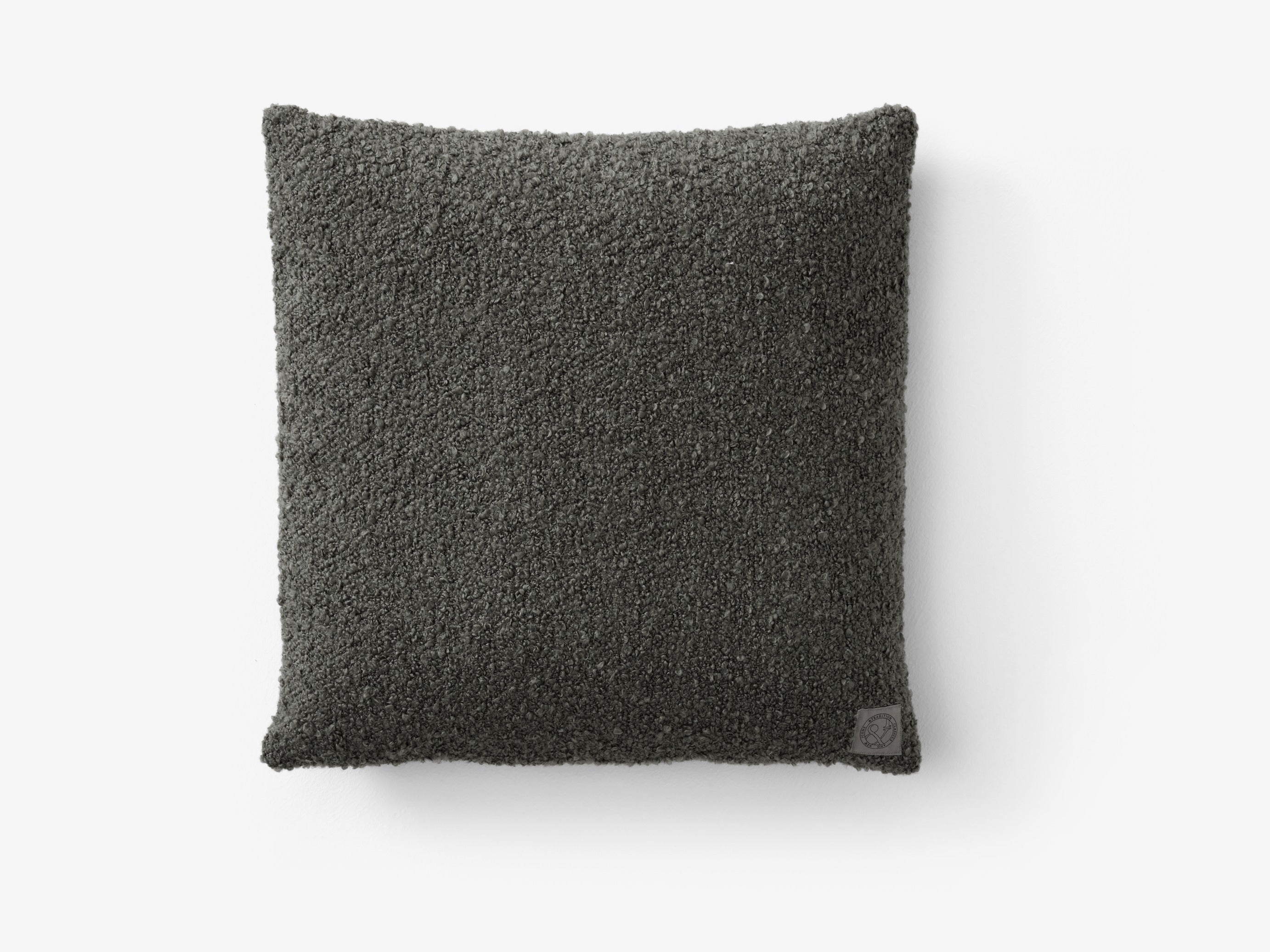 Cojín &Tradition Collect SC28 diseñado por Space Copenhagen en lino y algodón con relleno de pluma y plumón sobre sofá modern; Collect Cushion SC28 — Collect Cushions SC28-SC48_Weave almond-coco; Collect Cushion SC28 — Collect SC28_Weave-almond; Collect Cushion SC28 — Collect SC28_soft boucle-cloud; Collect Cushion SC28 — Collect SC28_soft Boucle-Moss