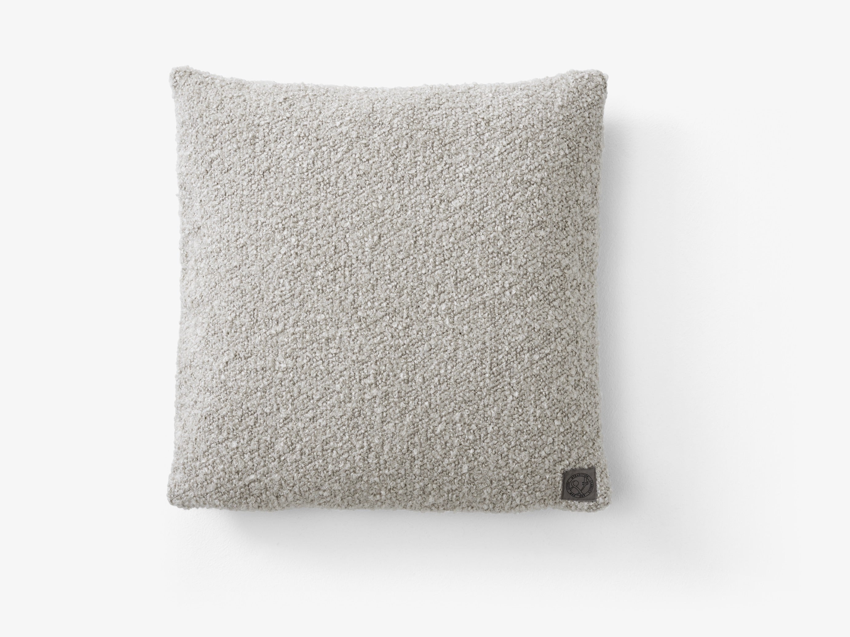 Cojín &Tradition Collect SC28 diseñado por Space Copenhagen en lino y algodón con relleno de pluma y plumón sobre sofá modern; Collect Cushion SC28 — Collect Cushions SC28-SC48_Weave almond-coco; Collect Cushion SC28 — Collect SC28_Weave-almond; Collect Cushion SC28 — Collect SC28_soft boucle-cloud; Collect Cushion SC28 — Collect SC28_soft Boucle-Moss