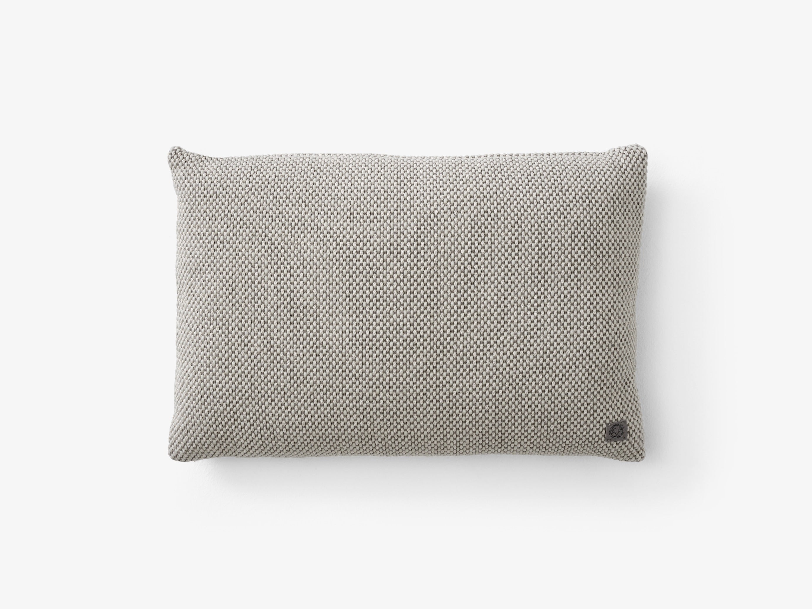 Cojín Collect SC48 de &Tradition diseñado por Space Copenhagen en lino y algodón con relleno de plumas naturales sobre superf; Collect Cushion SC48 — Collect SC48_soft Boucle-Moss; Collect Cushion SC48 — Collect SC48_Weave-almond; Collect Cushion SC48 — Collect SC48_soft Boucle-Sage