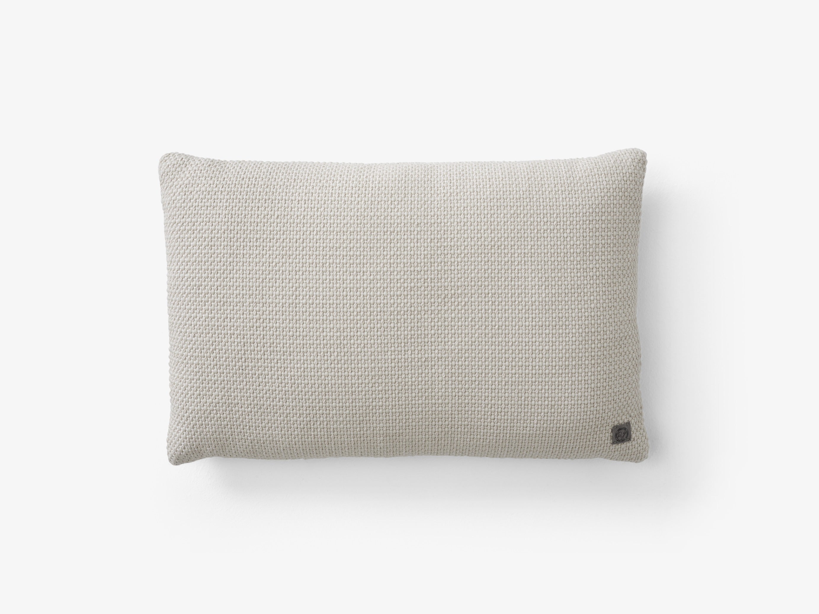 Cojín Collect SC48 de &Tradition diseñado por Space Copenhagen en lino y algodón con relleno de plumas naturales sobre superf; Collect Cushion SC48 — Collect SC48_soft Boucle-Moss; Collect Cushion SC48 — Collect SC48_Weave-almond; Collect Cushion SC48 — Collect SC48_soft Boucle-Sage