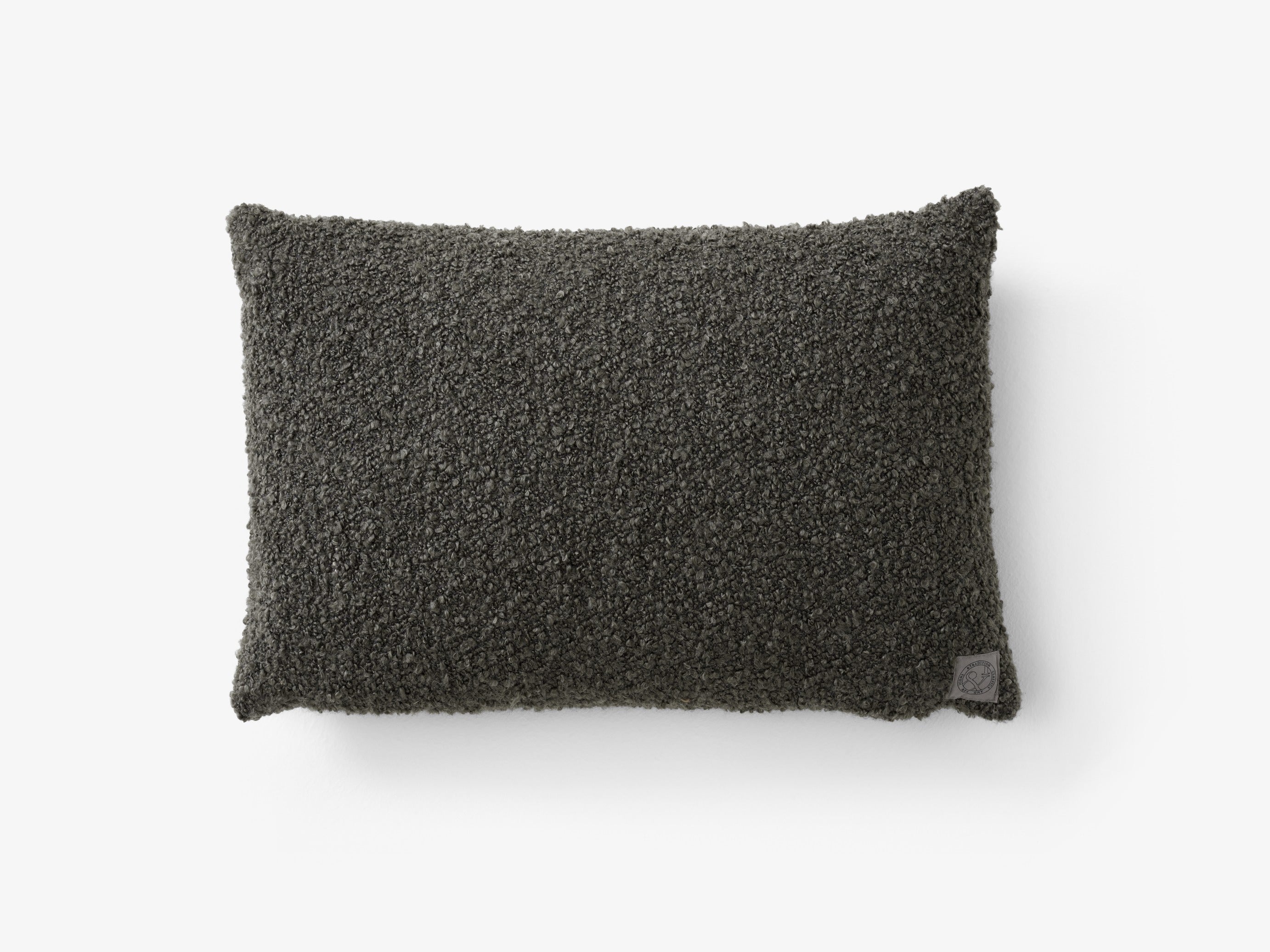 Cojín Collect SC48 de &Tradition diseñado por Space Copenhagen en lino y algodón con relleno de plumas naturales sobre superf; Collect Cushion SC48 — Collect SC48_soft Boucle-Moss; Collect Cushion SC48 — Collect SC48_Weave-almond; Collect Cushion SC48 — Collect SC48_soft Boucle-Sage