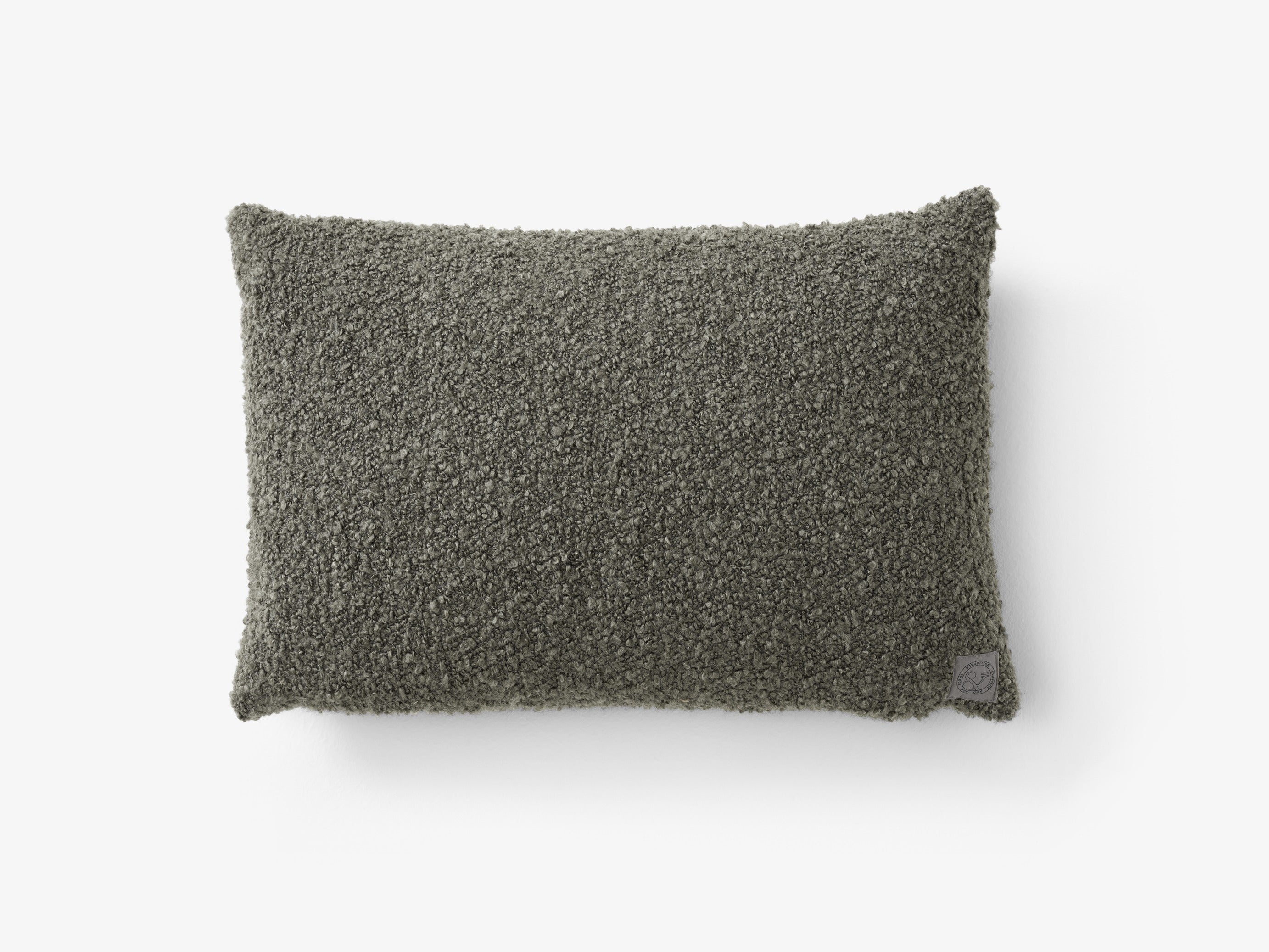 Cojín Collect SC48 de &Tradition diseñado por Space Copenhagen en lino y algodón con relleno de plumas naturales sobre superf; Collect Cushion SC48 — Collect SC48_soft Boucle-Moss; Collect Cushion SC48 — Collect SC48_Weave-almond; Collect Cushion SC48 — Collect SC48_soft Boucle-Sage