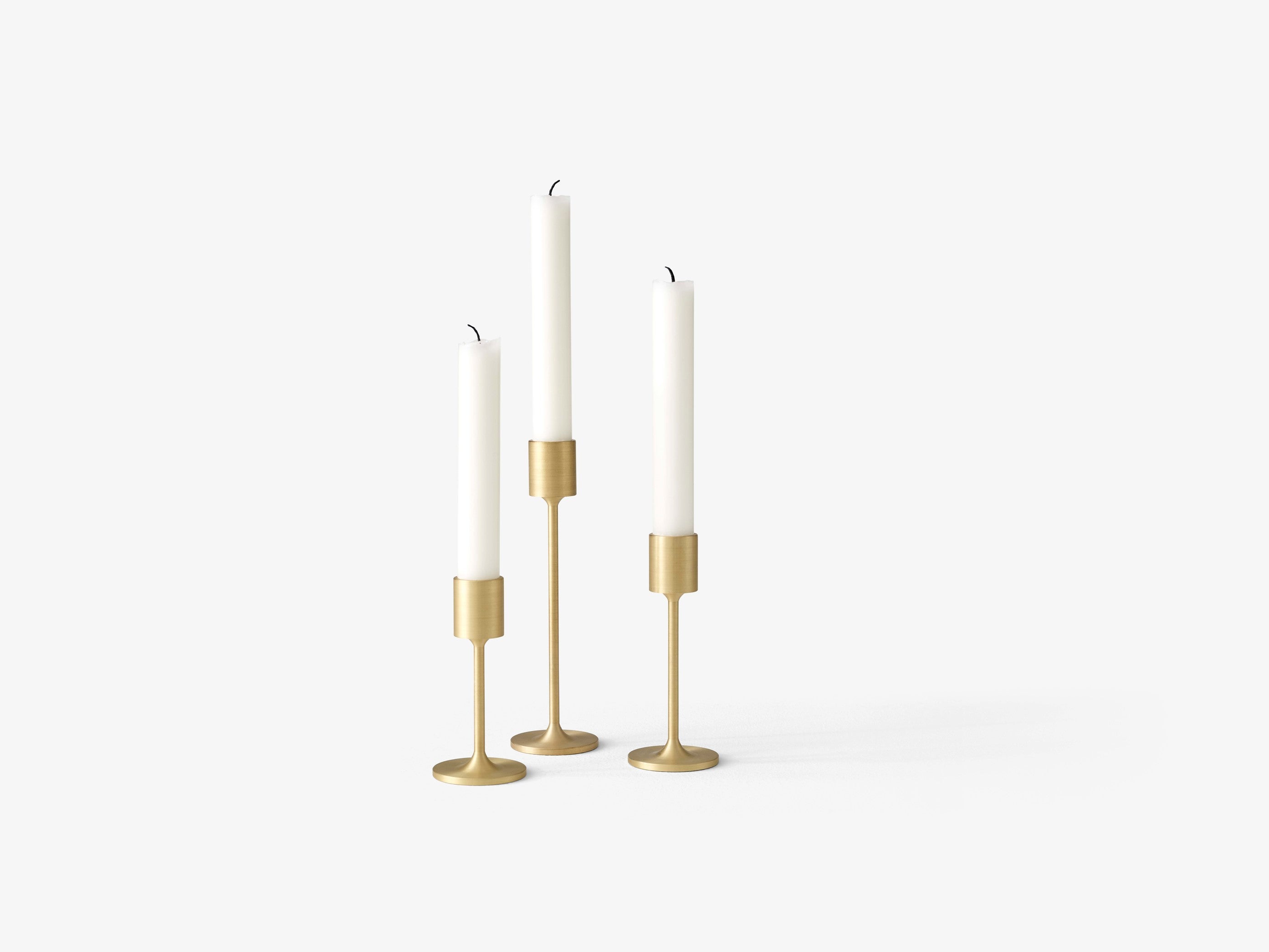 Candelabro &Tradition Collect SC57 de latón dorado con diseño minimalista de Space Copenhagen sobre fondo neutro; Collect Candleholder SC57 — ATD_Retail_2021_Collect Candleholder SC57-SC59_Aarhus; Collect Candleholder SC57 — ATD_Retail_2022_Collect Candleholder SC57-SC58_Collect Wine Glass SC70; Collect Candleholder SC57 — ATD_Retail_2021_Collect Candleholder SC57-SC59; Collect Candleholder SC57 — ATD_Retail_2021_Collect Candleholder SC57-SC59_Planter SC69-SC72