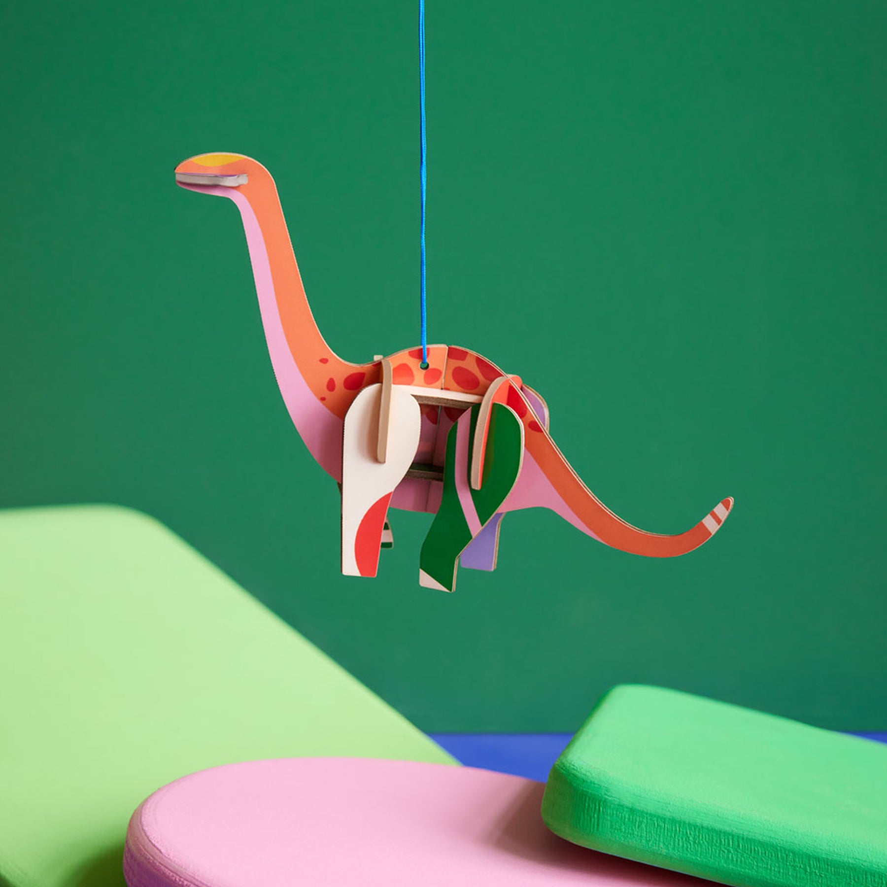 ADORNO DE NAVIDAD PARA COLGAR CON FORMA DE DINOSAURIO CON COLORES LLAMATIVOS EN FONDO VERVE